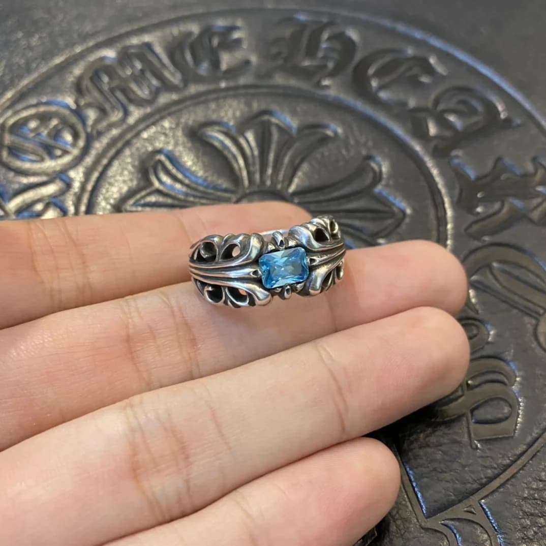 Кольцо Chrome Hearts с голубым кристаллом на пальцах, вид спереди