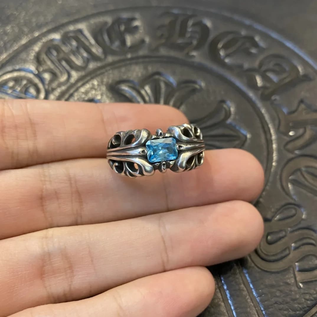 Фактурное кольцо Chrome Hearts с центральной вставкой крупным планом