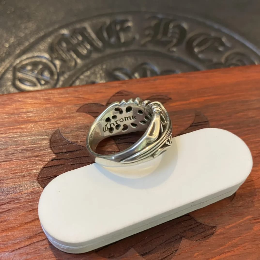 Вид изнутри на конструкцию кольца Chrome Hearts