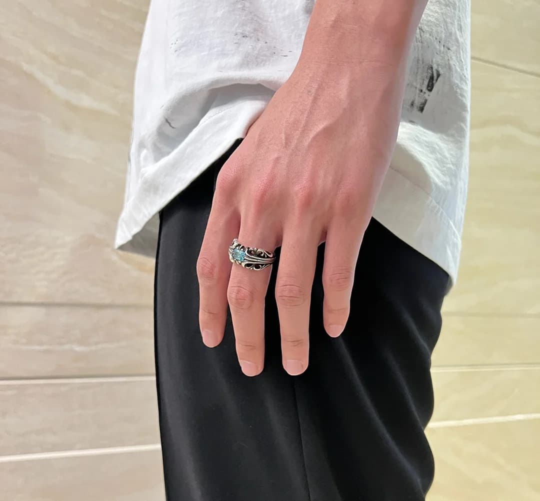 Кольцо Chrome Hearts на пальце в кадре общего плана