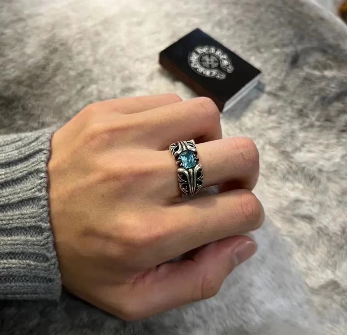 Кольцо Chrome Hearts с голубым кристаллом на руке крупным планом