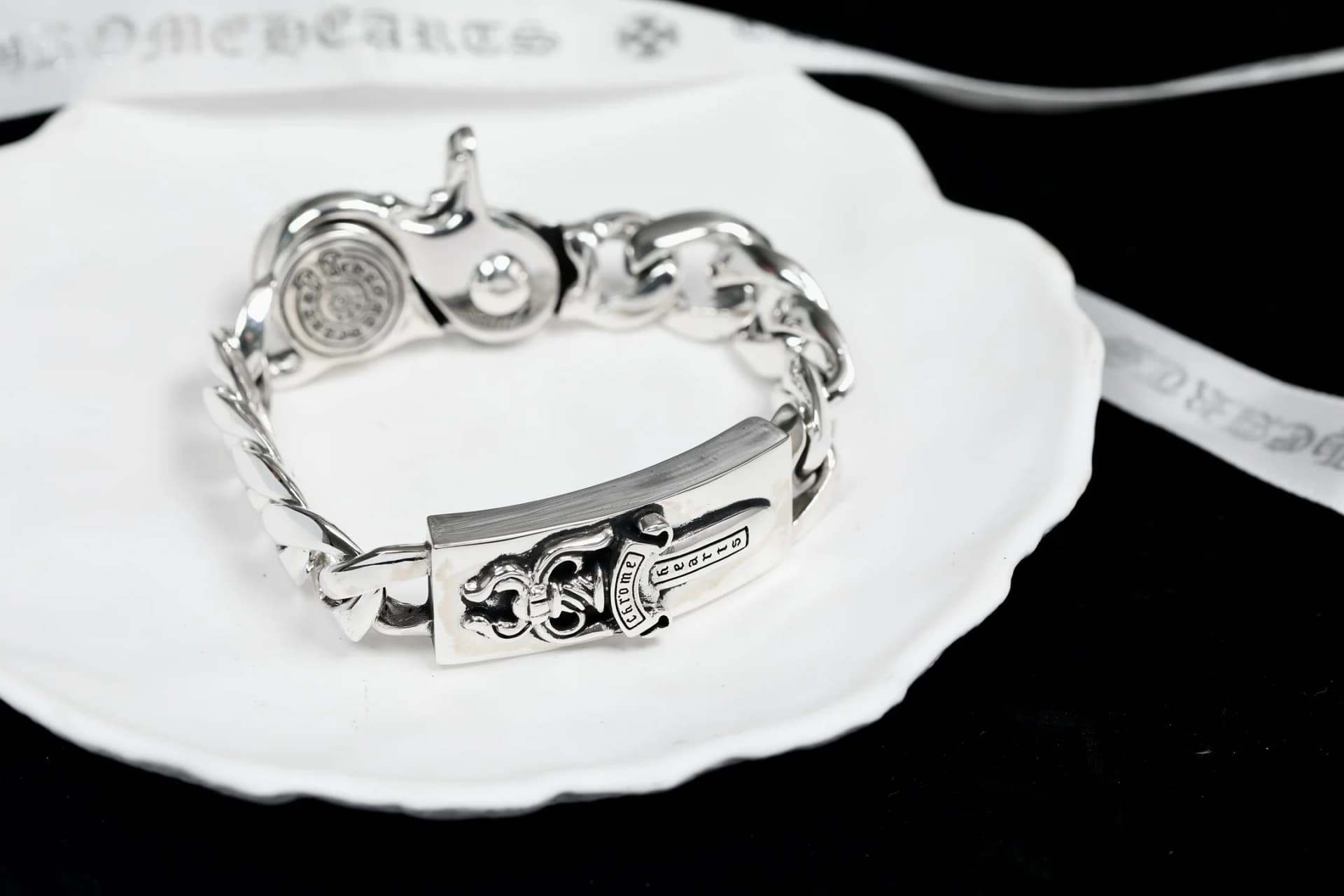 Браслет Chrome Hearts из серебра 925 пробы на белой подставке