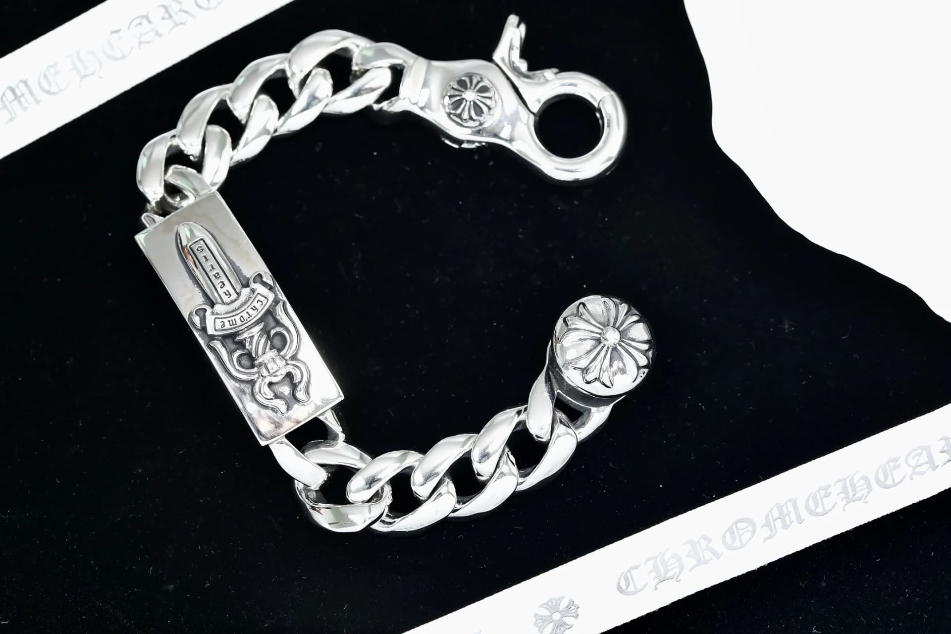 Серебряный браслет-цепь Chrome Hearts с пластиной Dagger на темном фоне