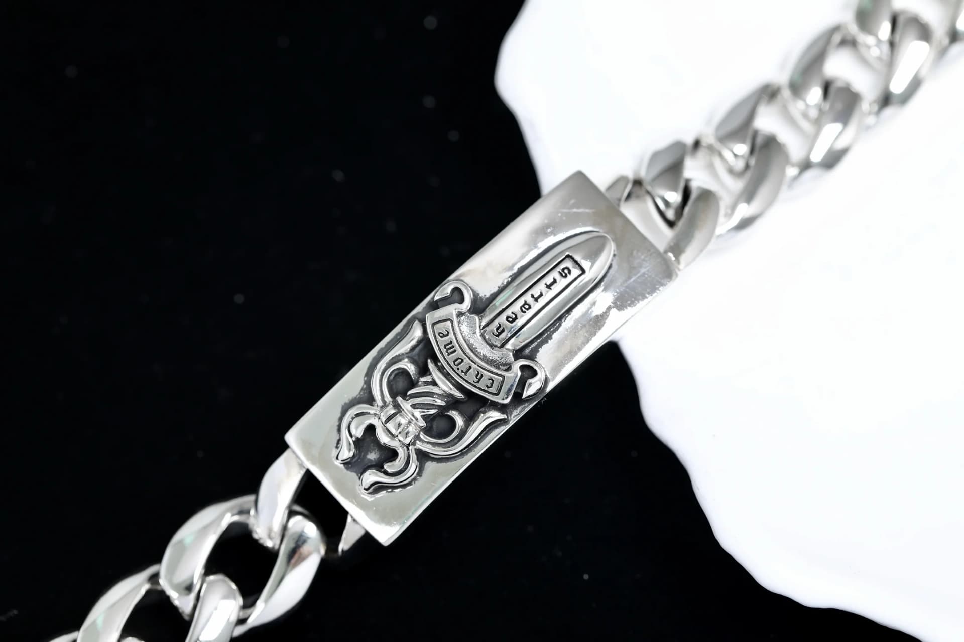 Крупный план центральной пластины с рельефным кинжалом Dagger