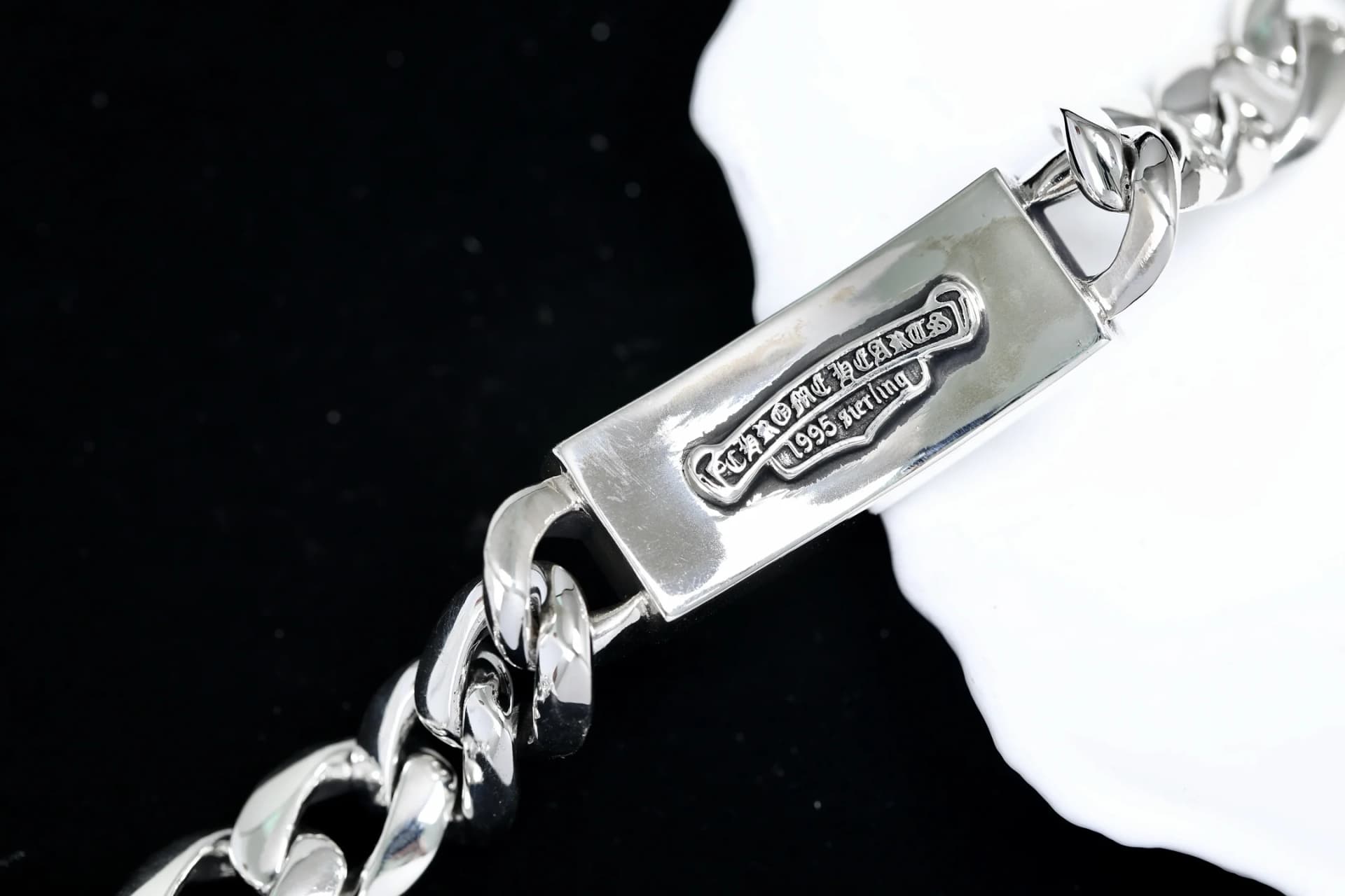 Обратная сторона серебряной пластины с фирменной гравировкой Chrome Hearts