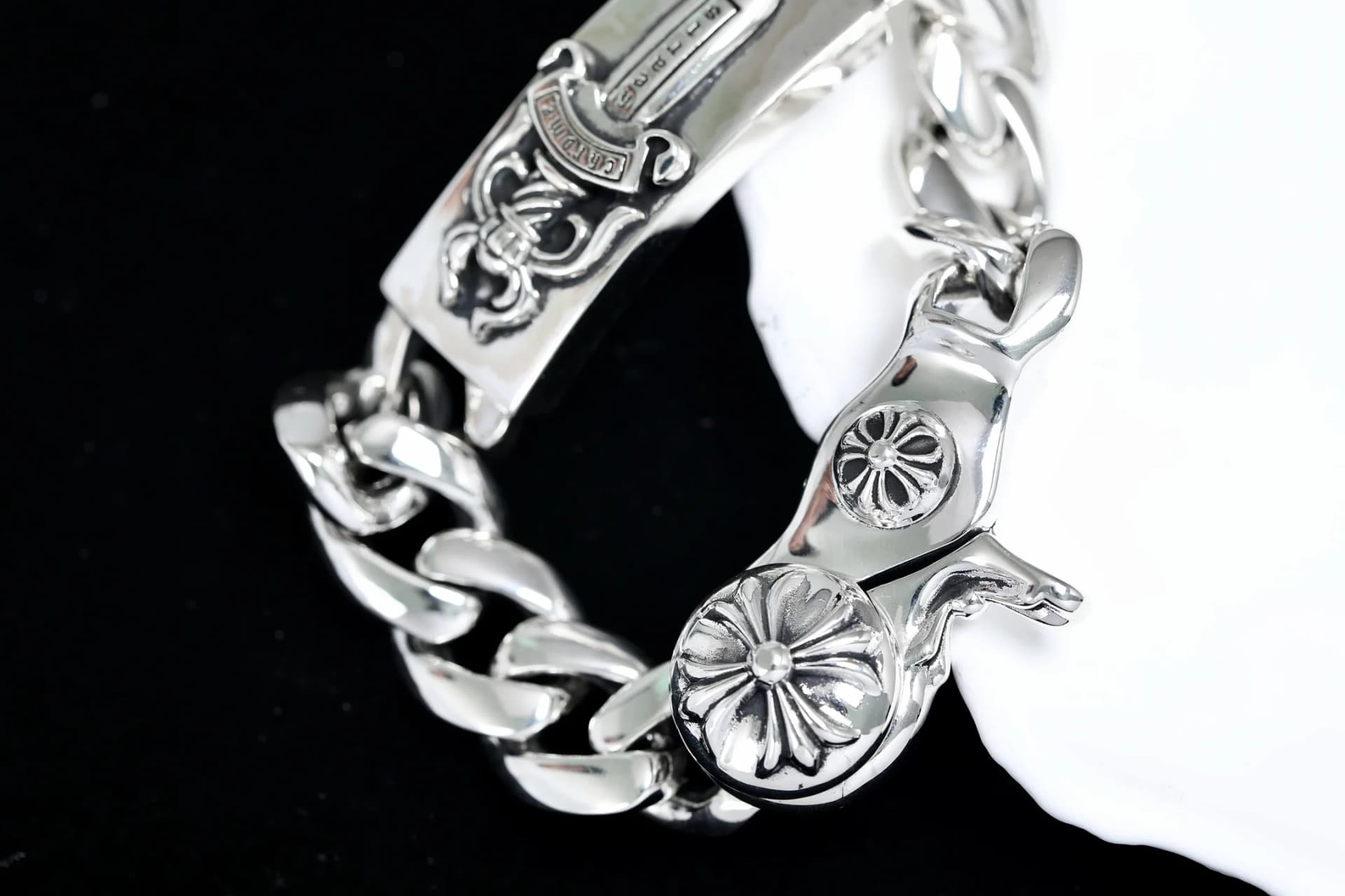 Детали серебряного замка и плетения браслета Chrome Hearts