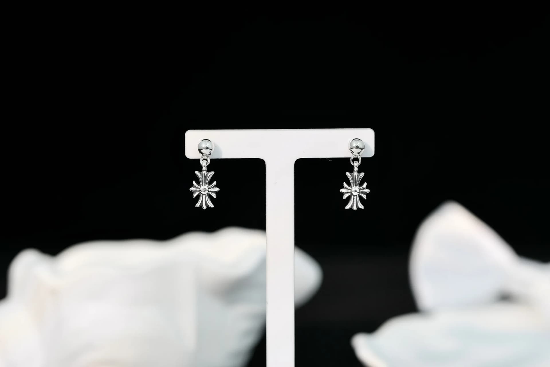 Серьги Chrome Hearts с подвесками-крестами на демонстрационной подставке