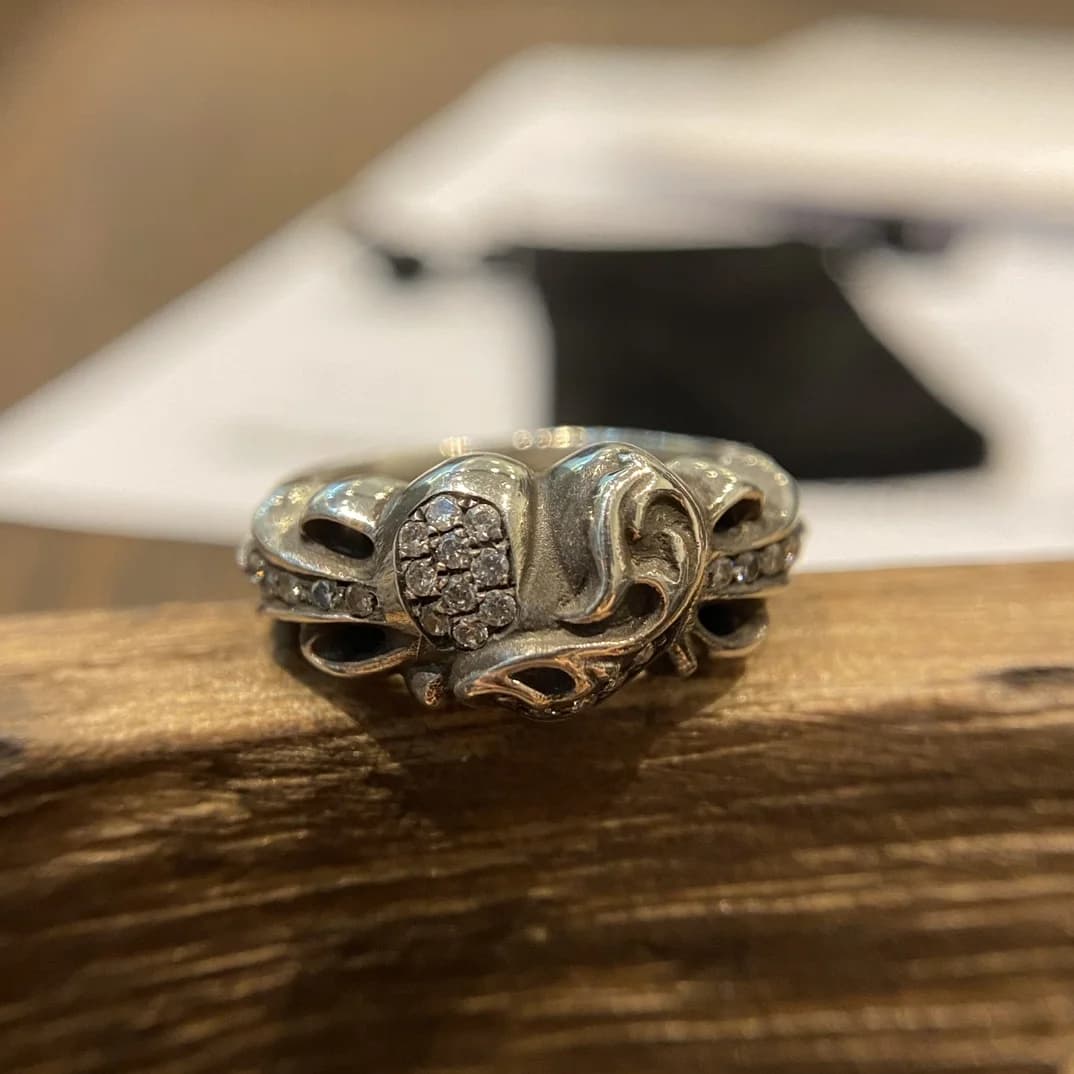 Серебряное кольцо Chrome Hearts Floral Heart с бриллиантами вид спереди
