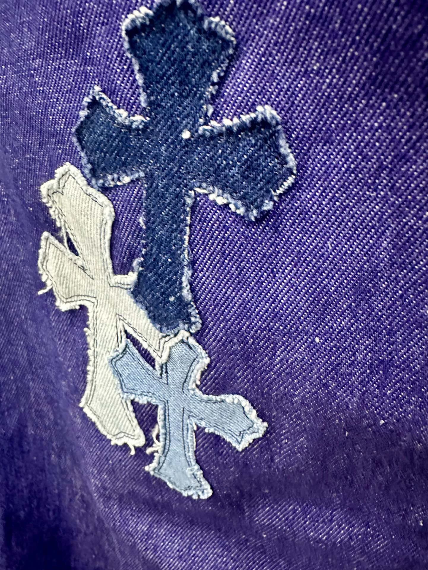Деталь нашивок в виде крестов на джинсах Chrome Hearts