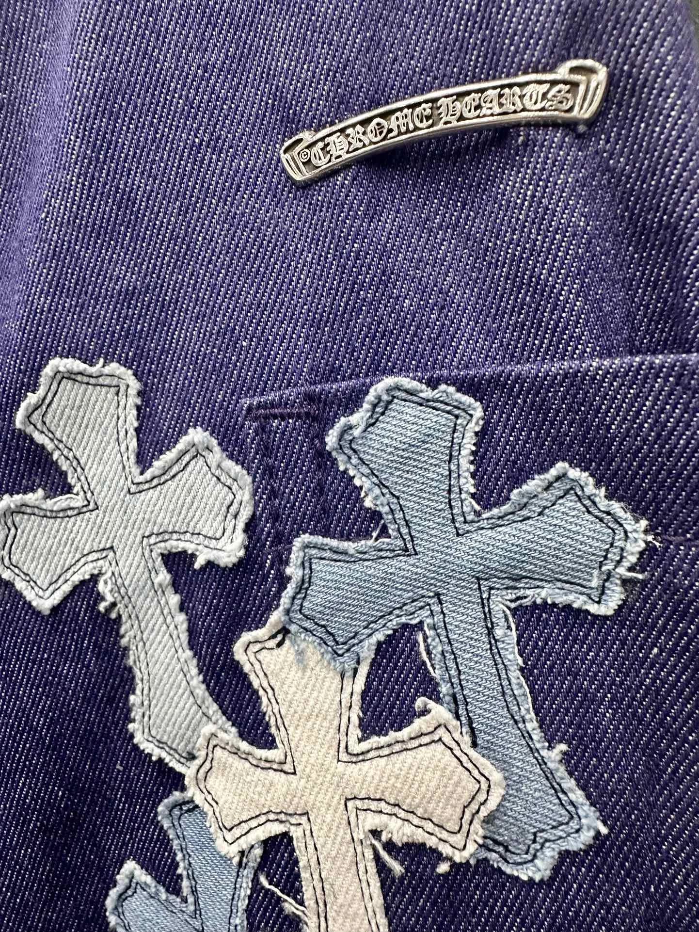Металлическая плашка с логотипом Chrome Hearts на кармане джинсов