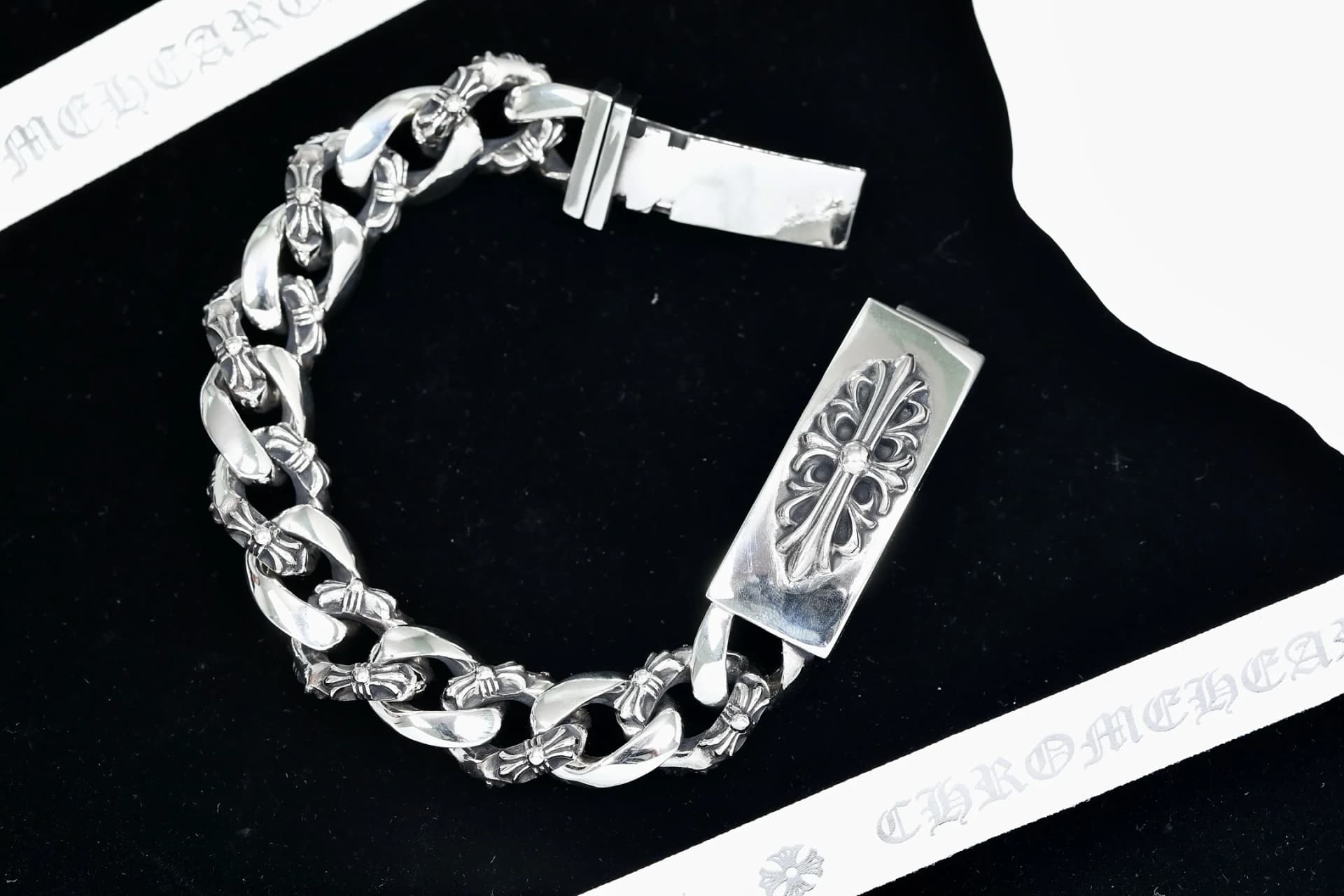 Серебряный браслет-цепь Chrome Hearts Floral Cross ID в расстегнутом виде