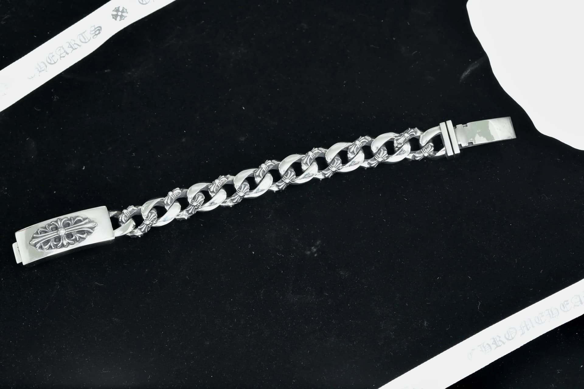Браслет-цепь Chrome Hearts Floral Cross ID в разложенном виде