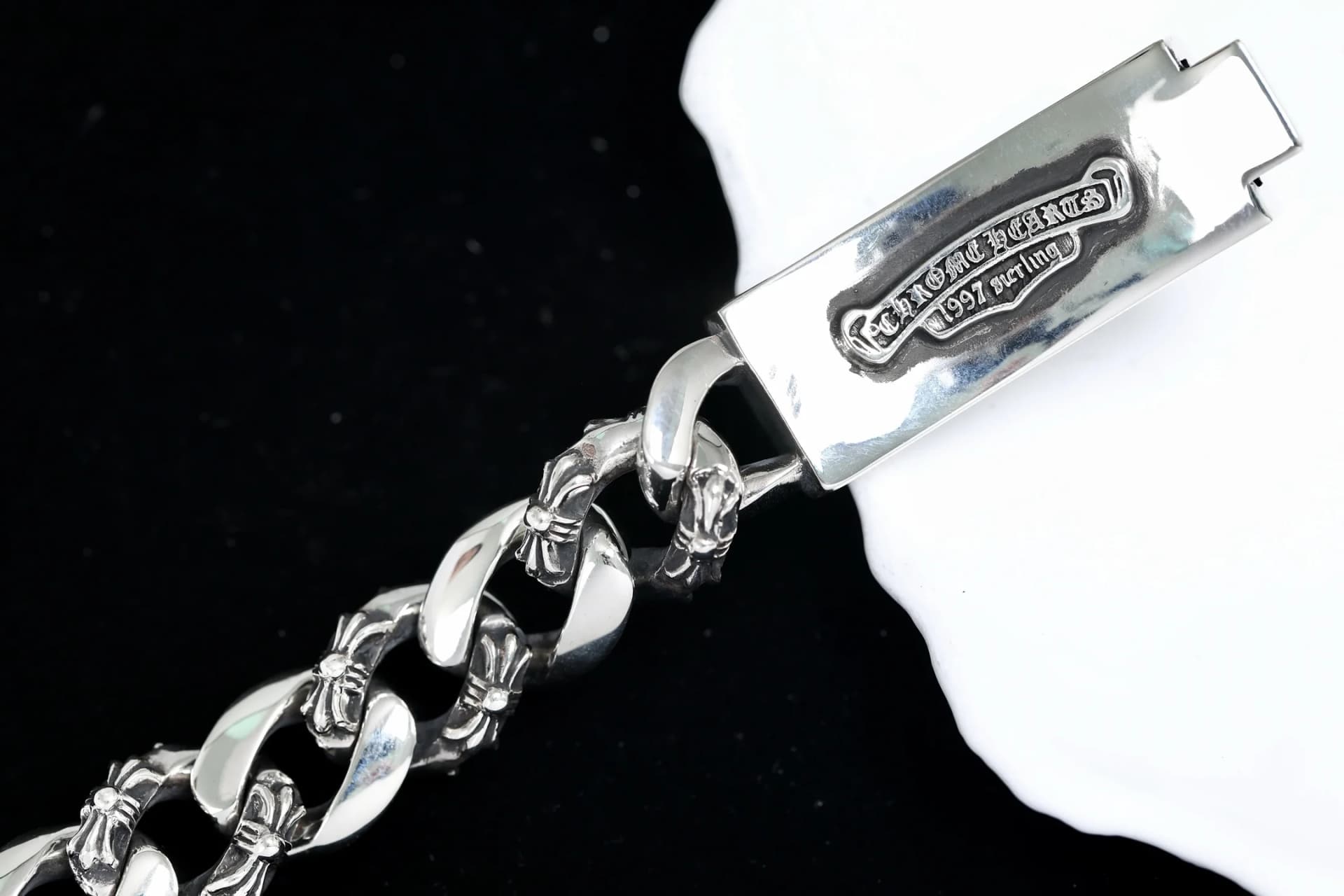 Гравировка Chrome Hearts на внутренней стороне замка