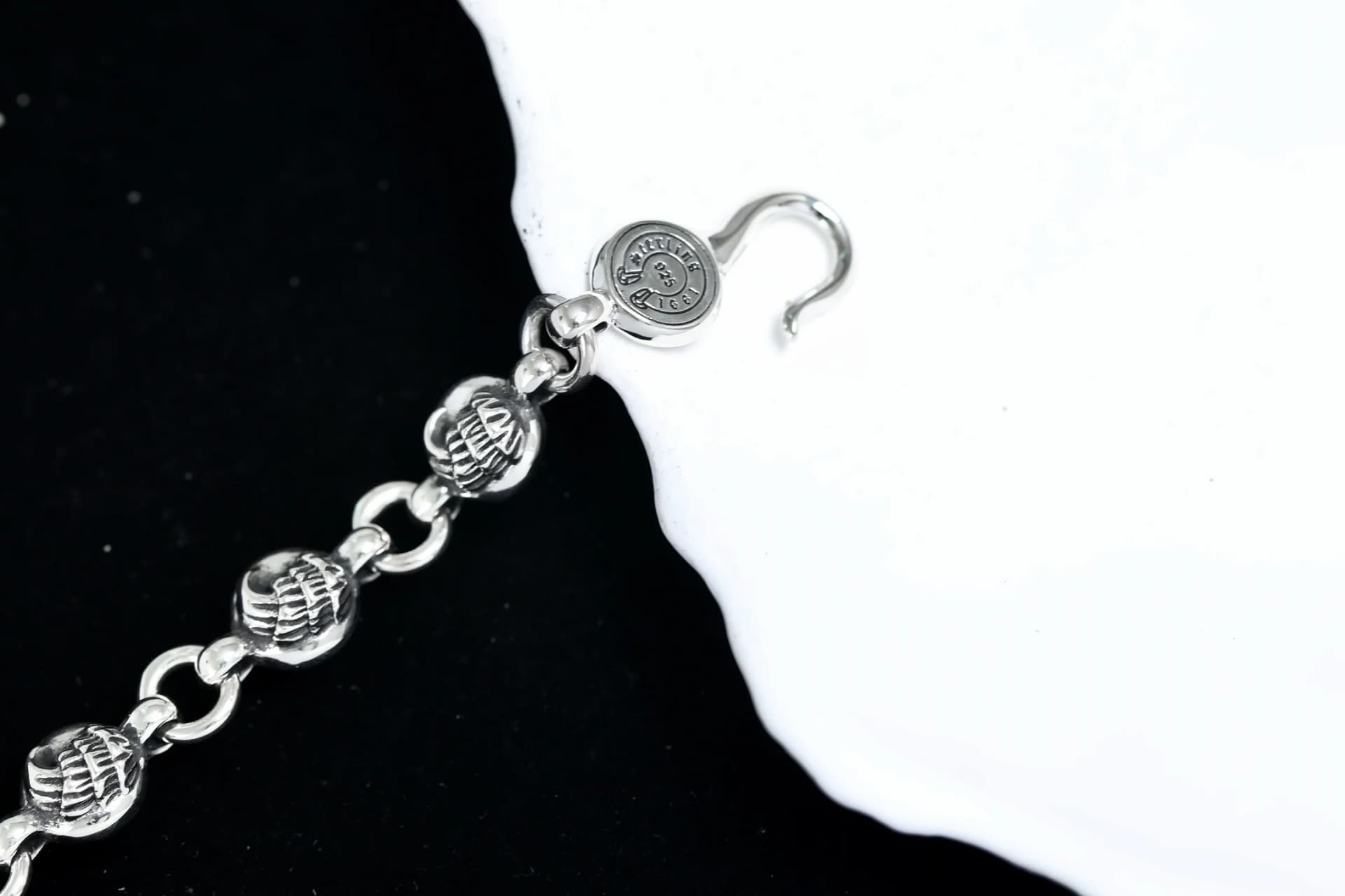 Деталь застежки-крючка с фирменным медальоном Chrome Hearts