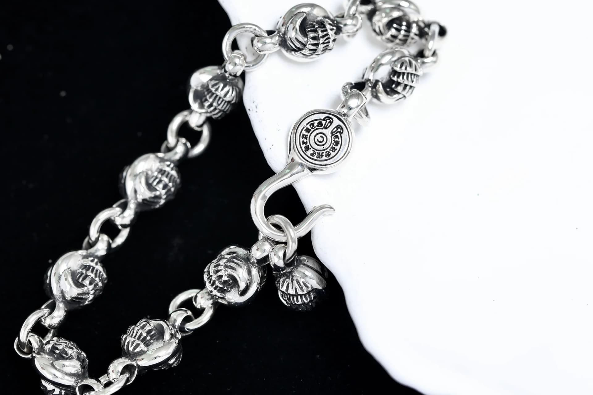 Фрагмент браслета Chrome Hearts с крючком и подвеской крупным планом