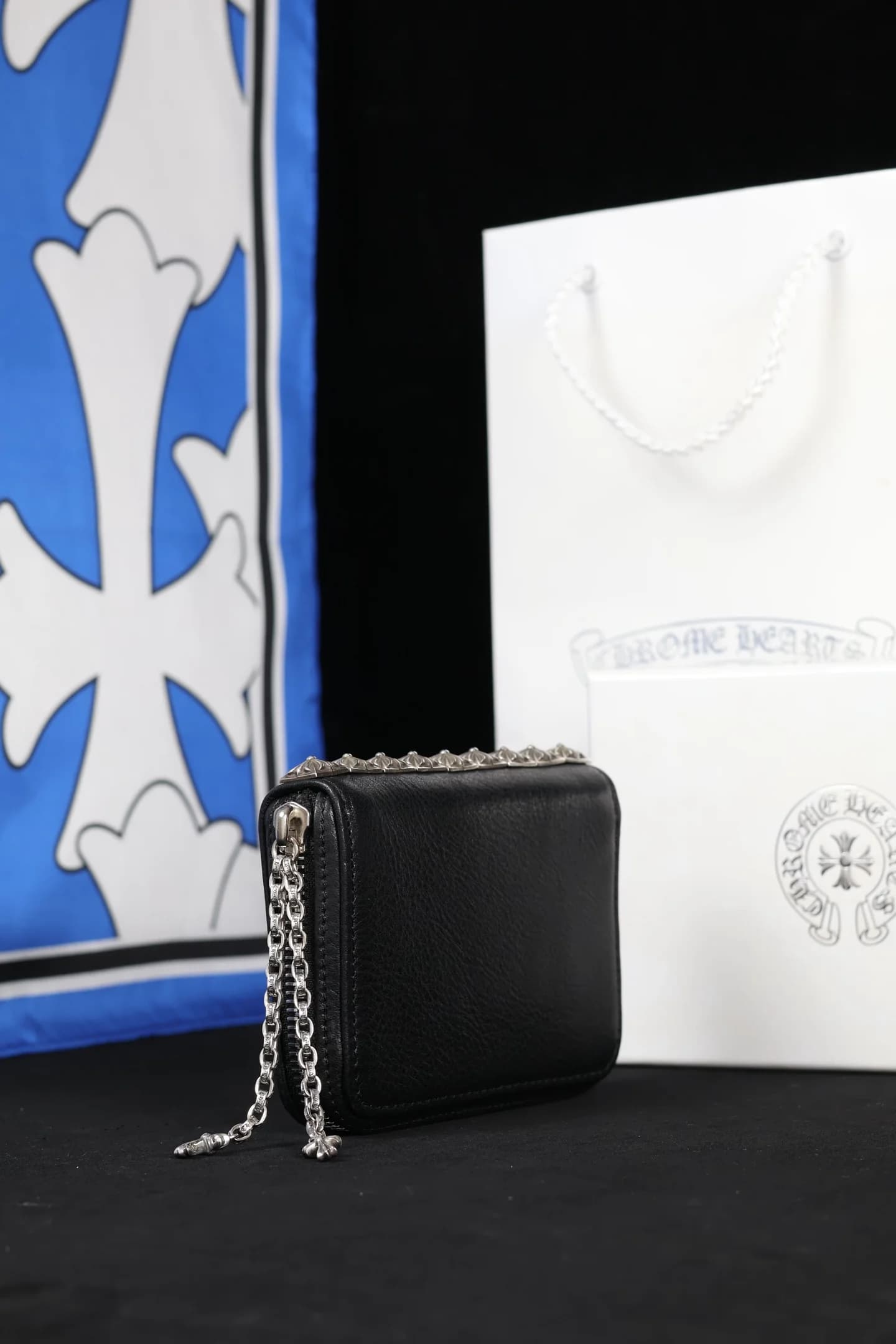 Черный кошелек Chrome Hearts из фактурной кожи с серебряными подвесками, вид сбоку