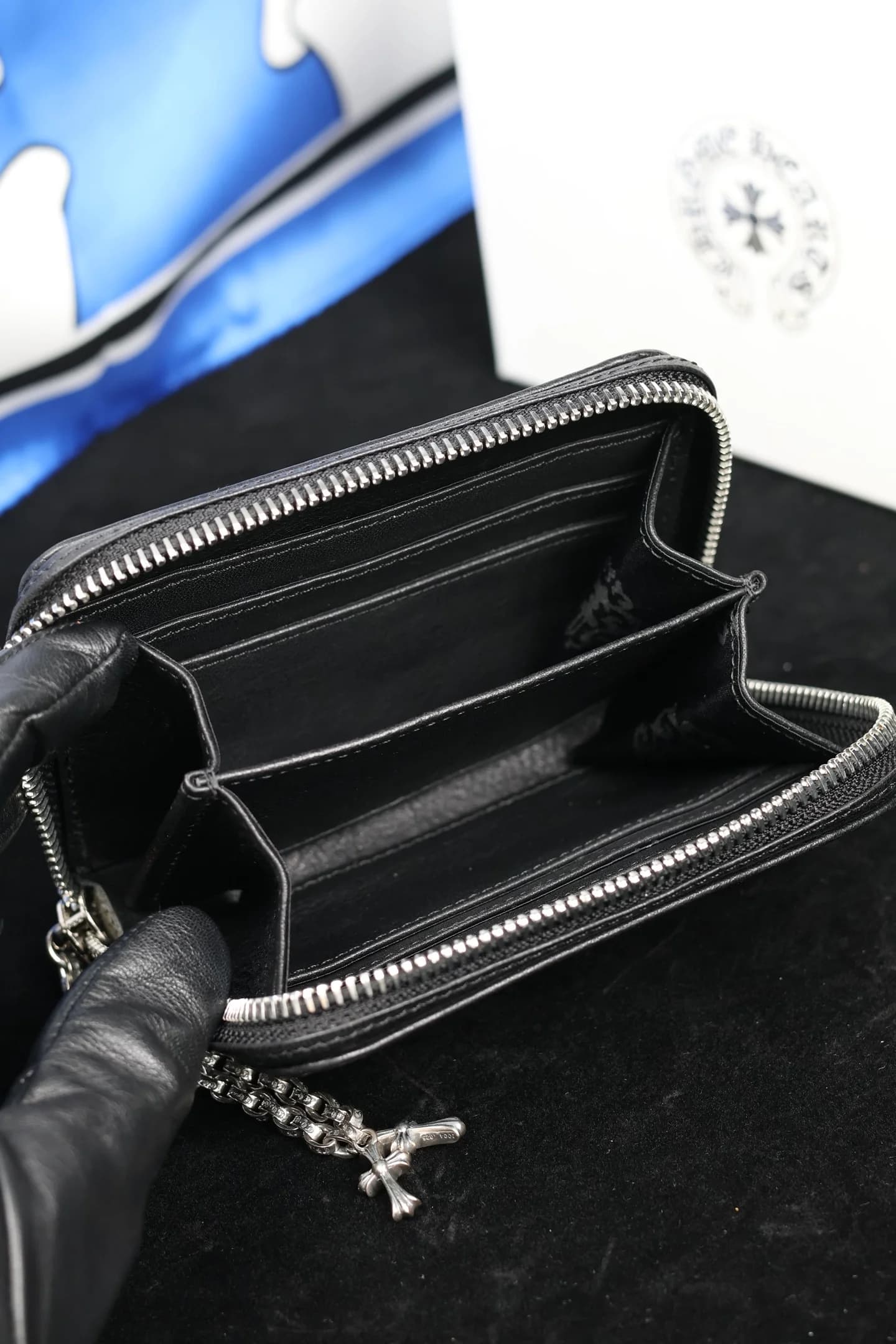 Внутреннее отделение кошелька Chrome Hearts со слотами для карт и монетницей