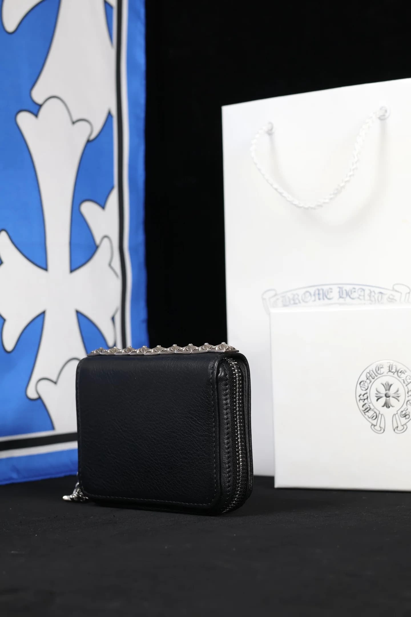 Кошелек Chrome Hearts из черной кожи, ракурс сбоку и сзади