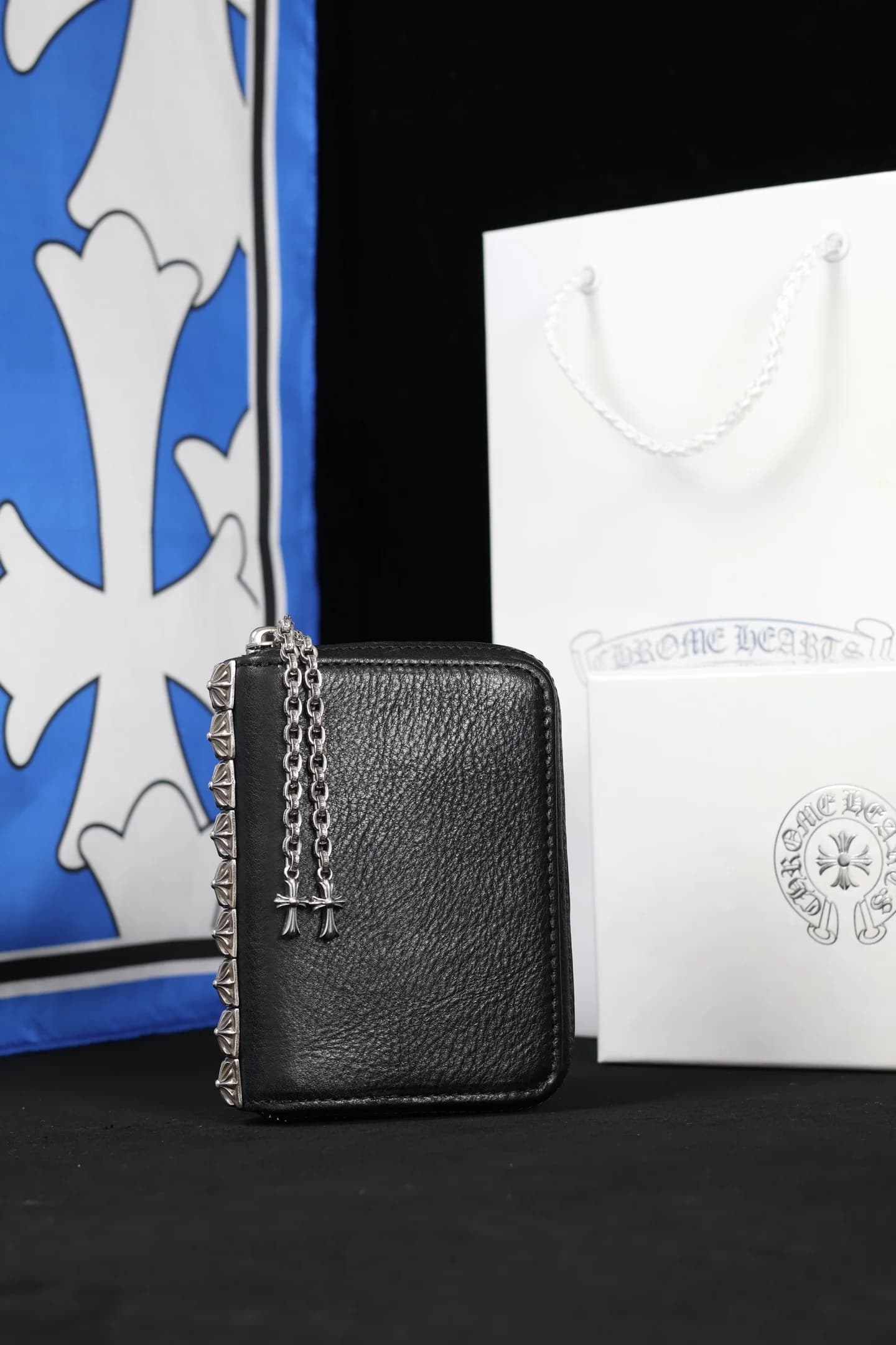 Компактный кошелек Chrome Hearts с подвесками в виде серебряных крестов, вид спереди