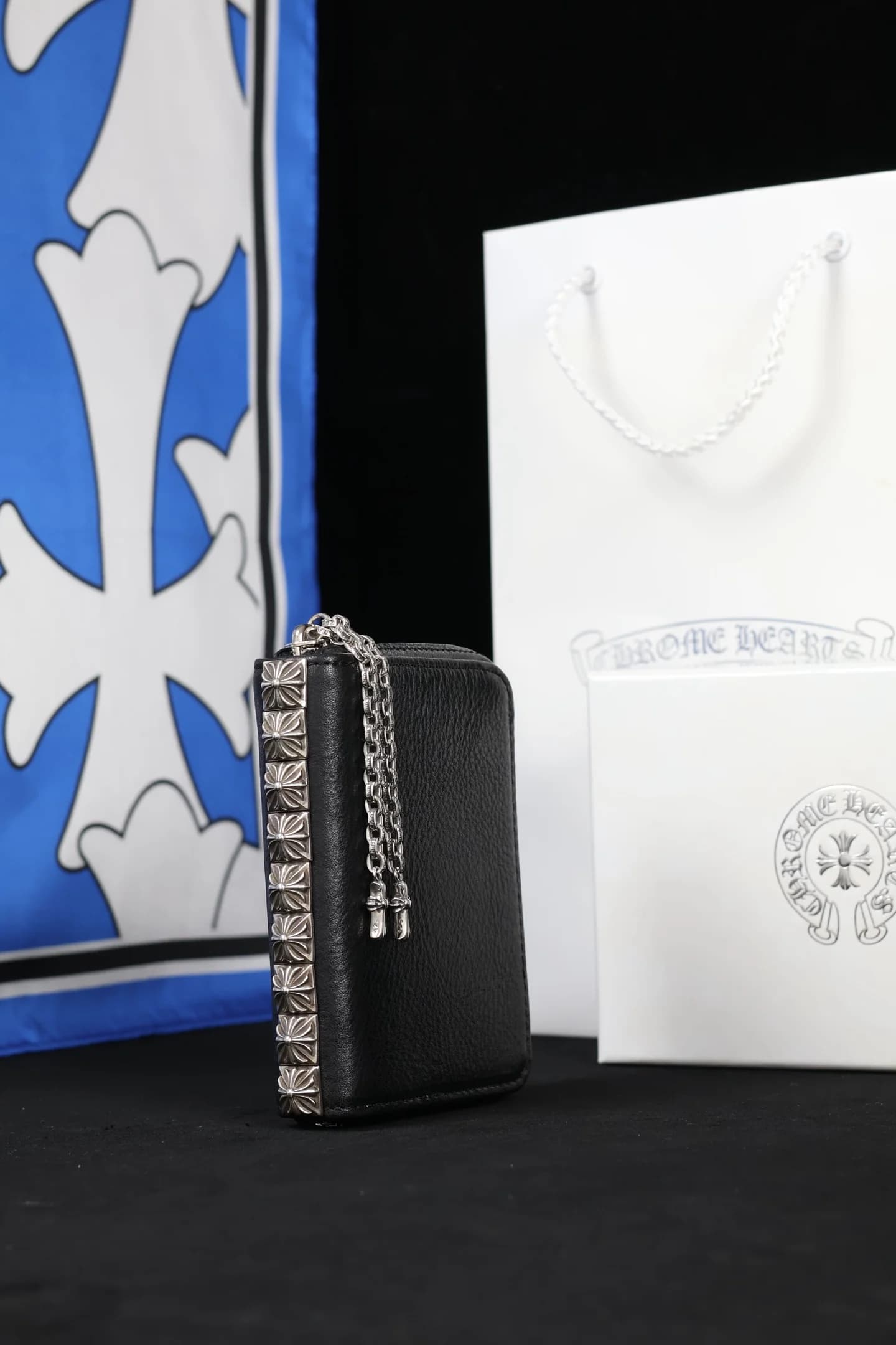 Кошелек Chrome Hearts с декоративной планкой из серебряных крестов на торце
