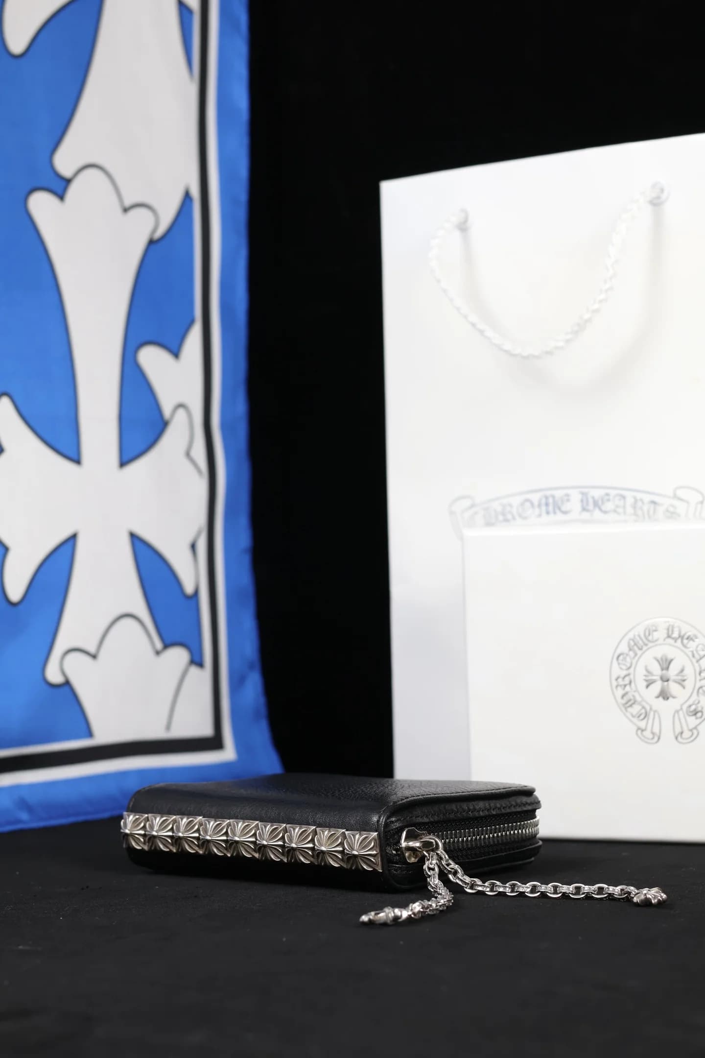 Черный кожаный кошелек Chrome Hearts с серебряной планкой и цепочками, вид снизу