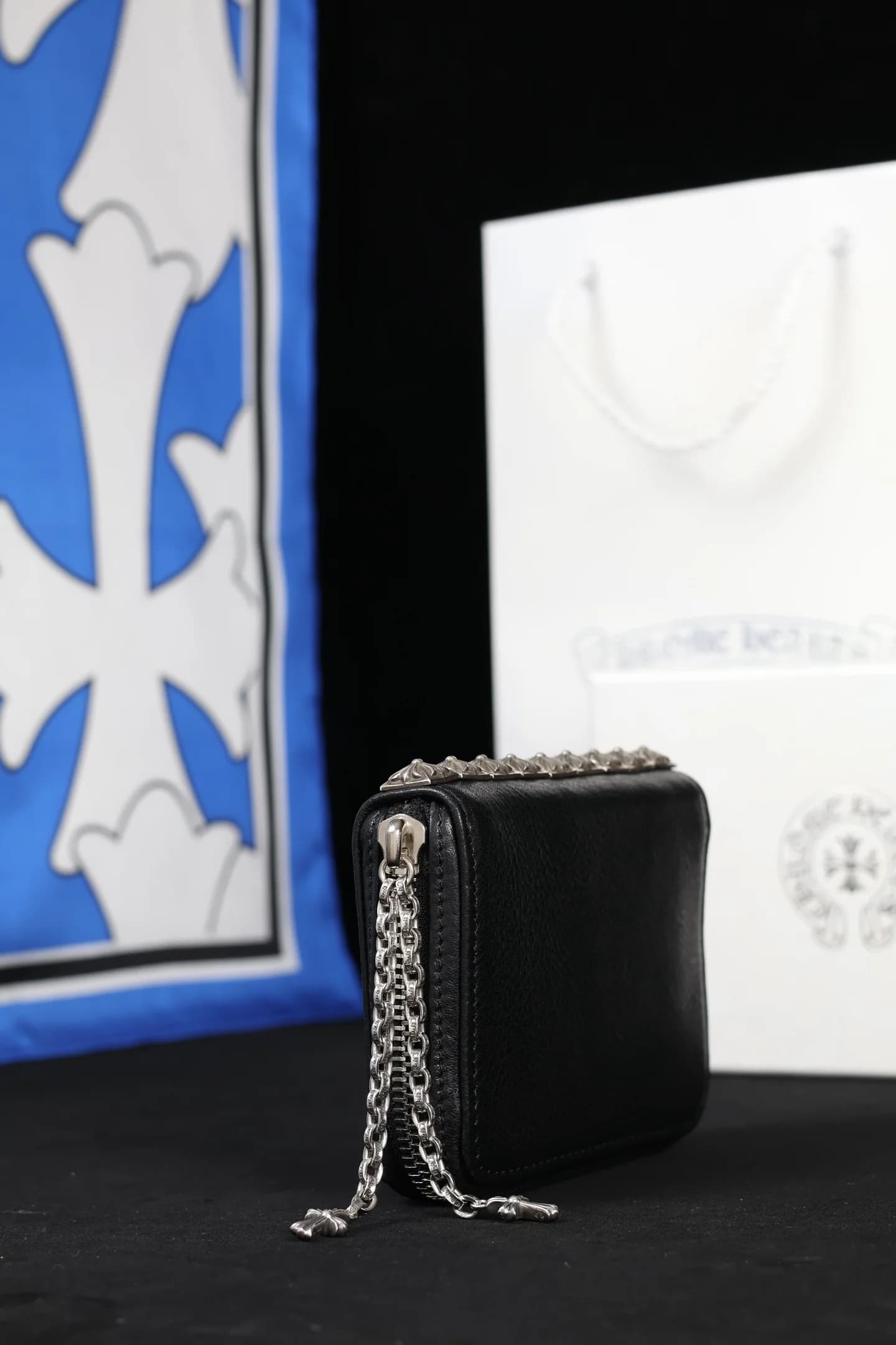 Кожаный кошелек Chrome Hearts с цепочками-пуллерами, ракурс три четверти