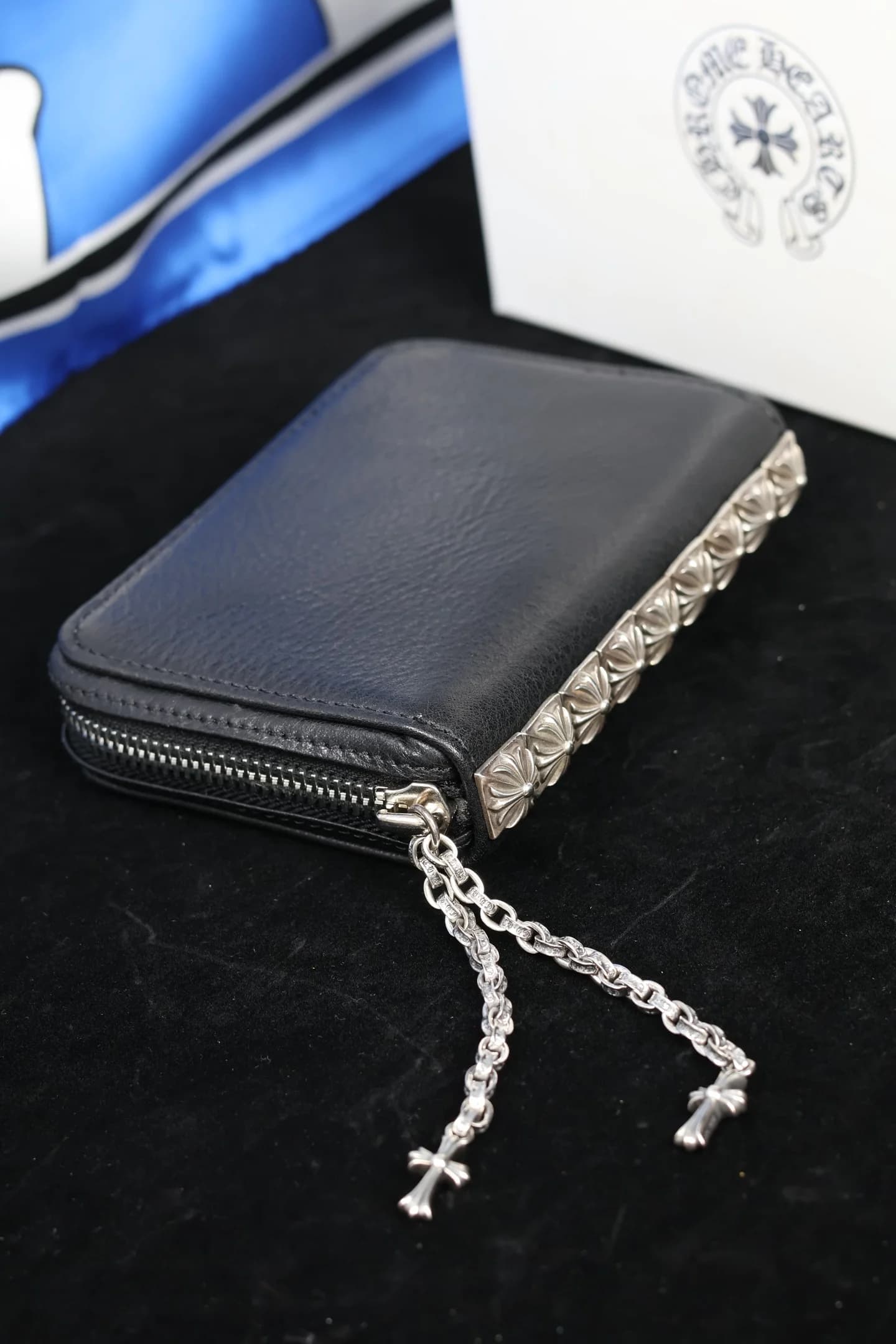 Кошелек Chrome Hearts на молнии, вид сверху под углом