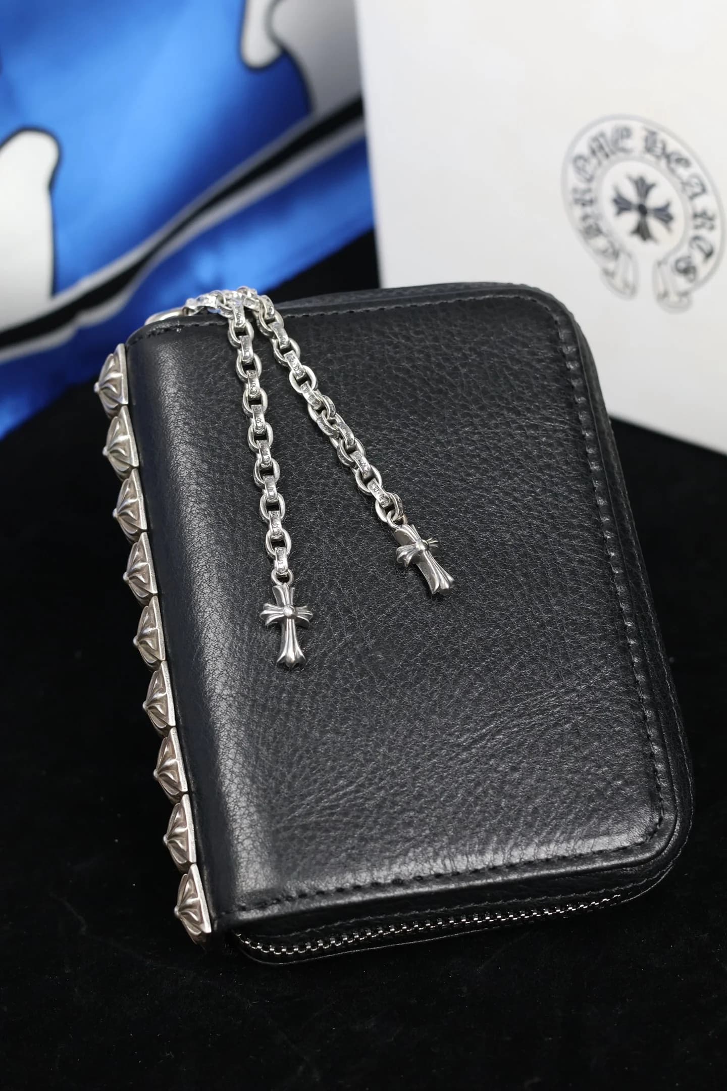 Кошелек Chrome Hearts из черной зернистой кожи с серебряными цепочками и крестами