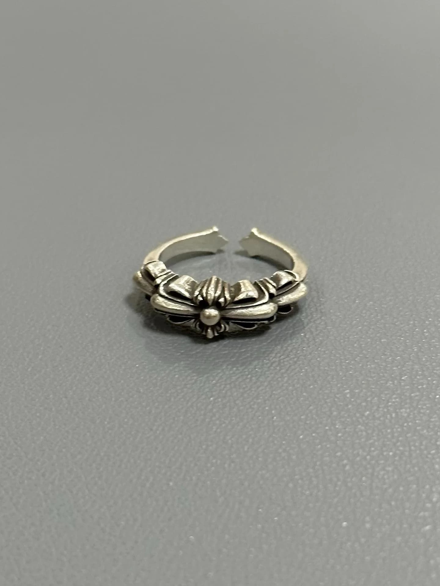 Серебряное кольцо Chrome Hearts с объемным крестовым мотивом, вид спереди