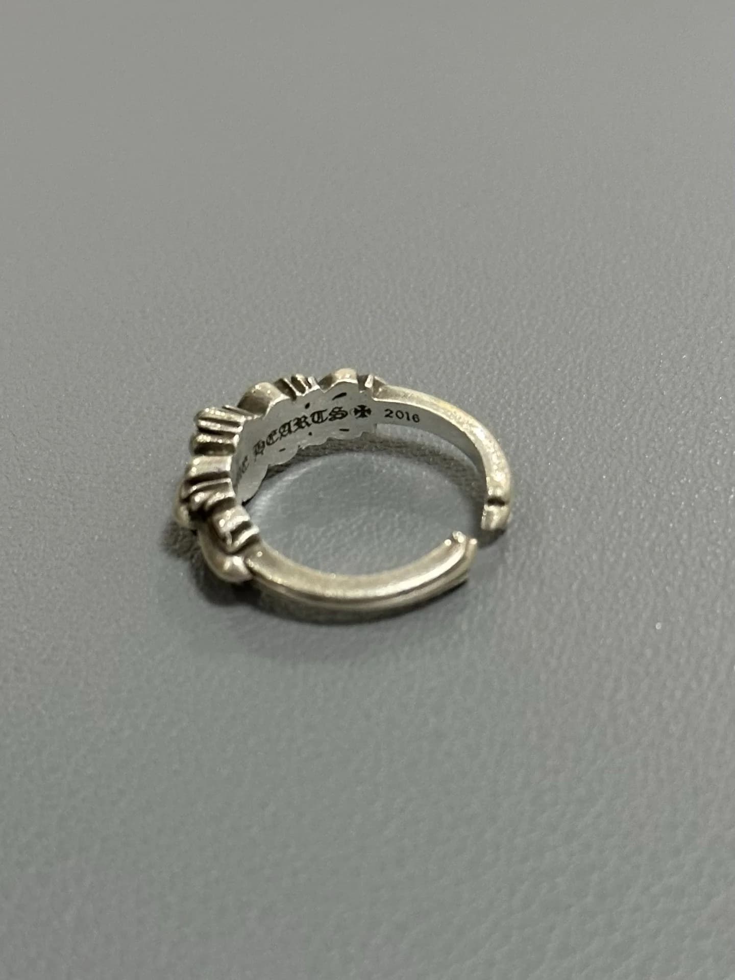 Разомкнутое кольцо Chrome Hearts с гравировкой бренда на внутренней стороне