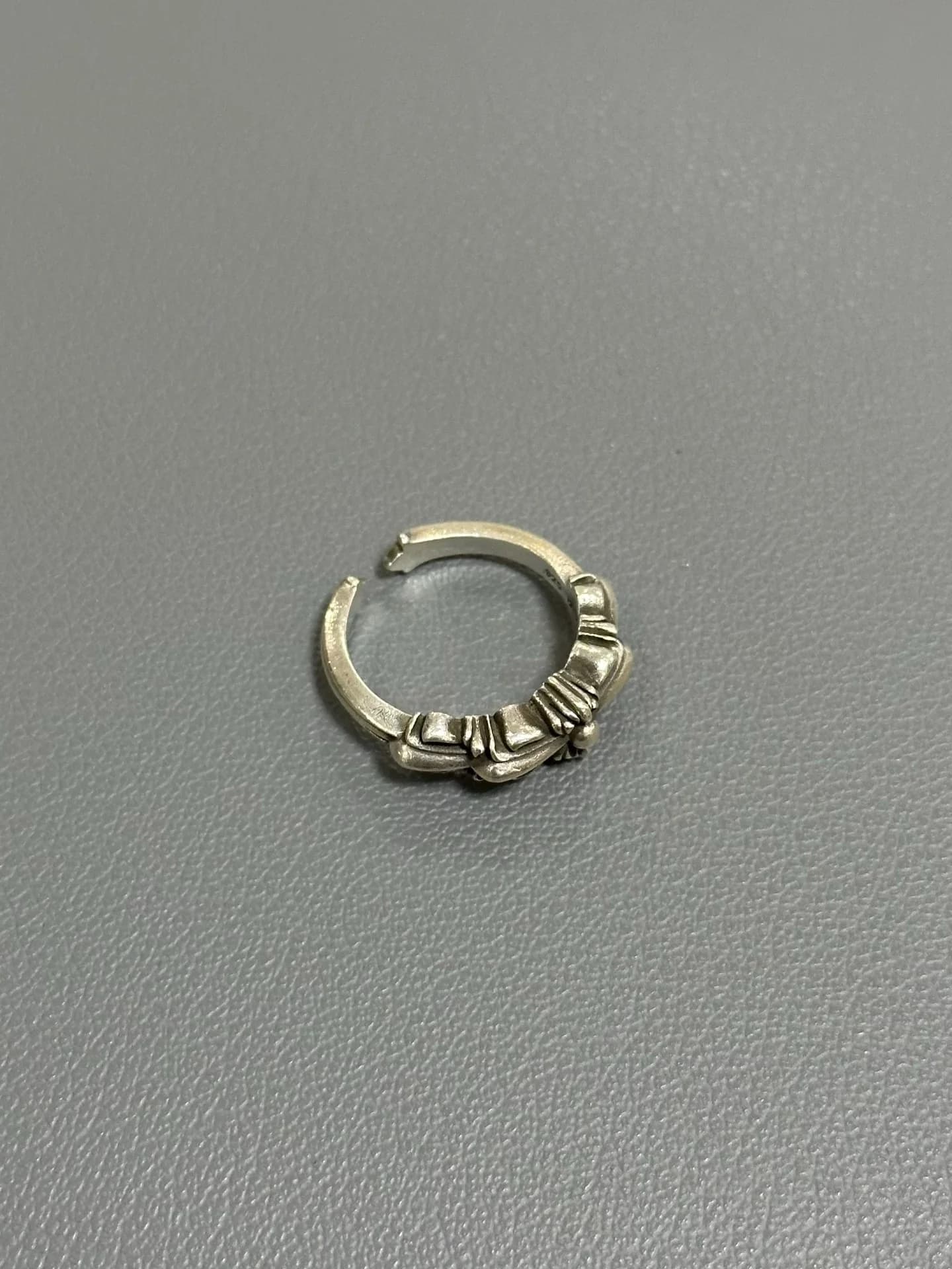 Серебряное кольцо Chrome Hearts открытой формы, вид сверху