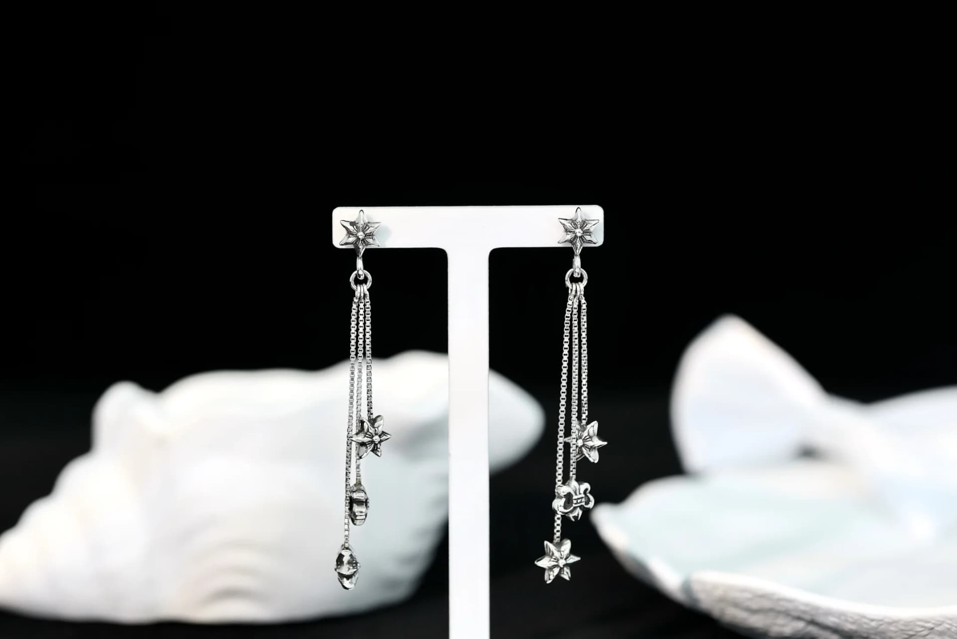 Серебряные длинные серьги Chrome Hearts на демонстрационной подставке