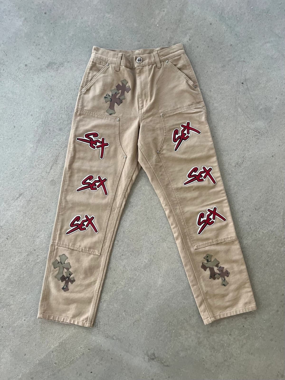 Бежевые карго-брюки Carhartt с камуфляжными крестами, вид спереди