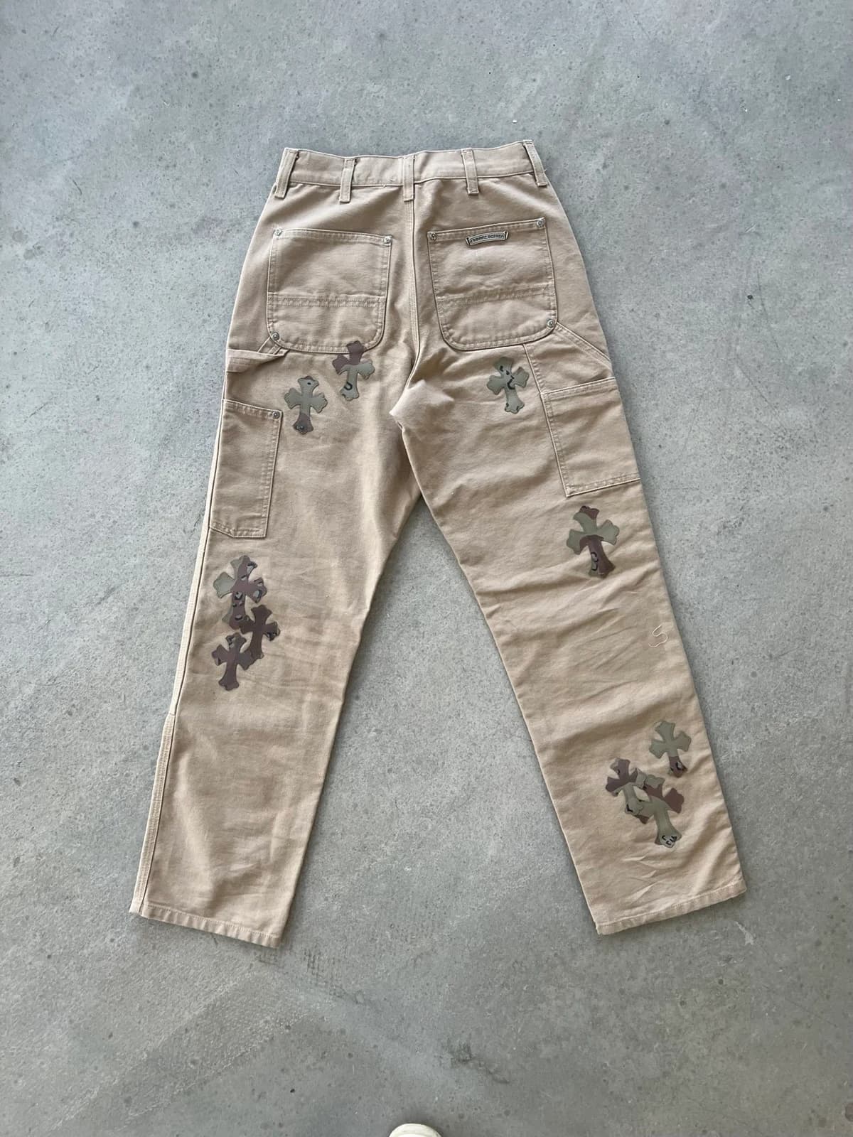 Карго-брюки Carhartt с камуфляжными крестами, вид сзади
