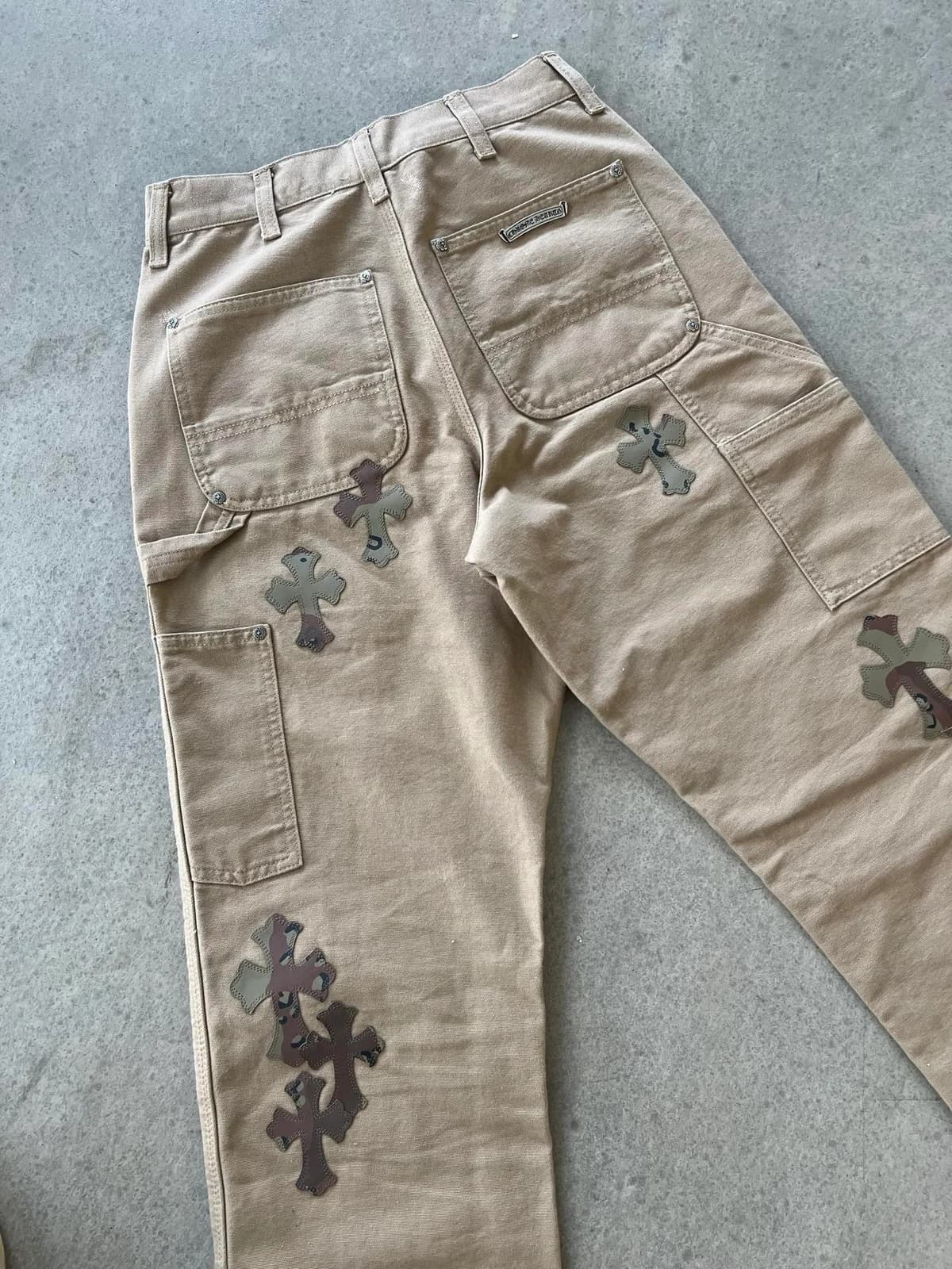 Задние карманы карго с камуфляжными крестами и нашивкой Carhartt