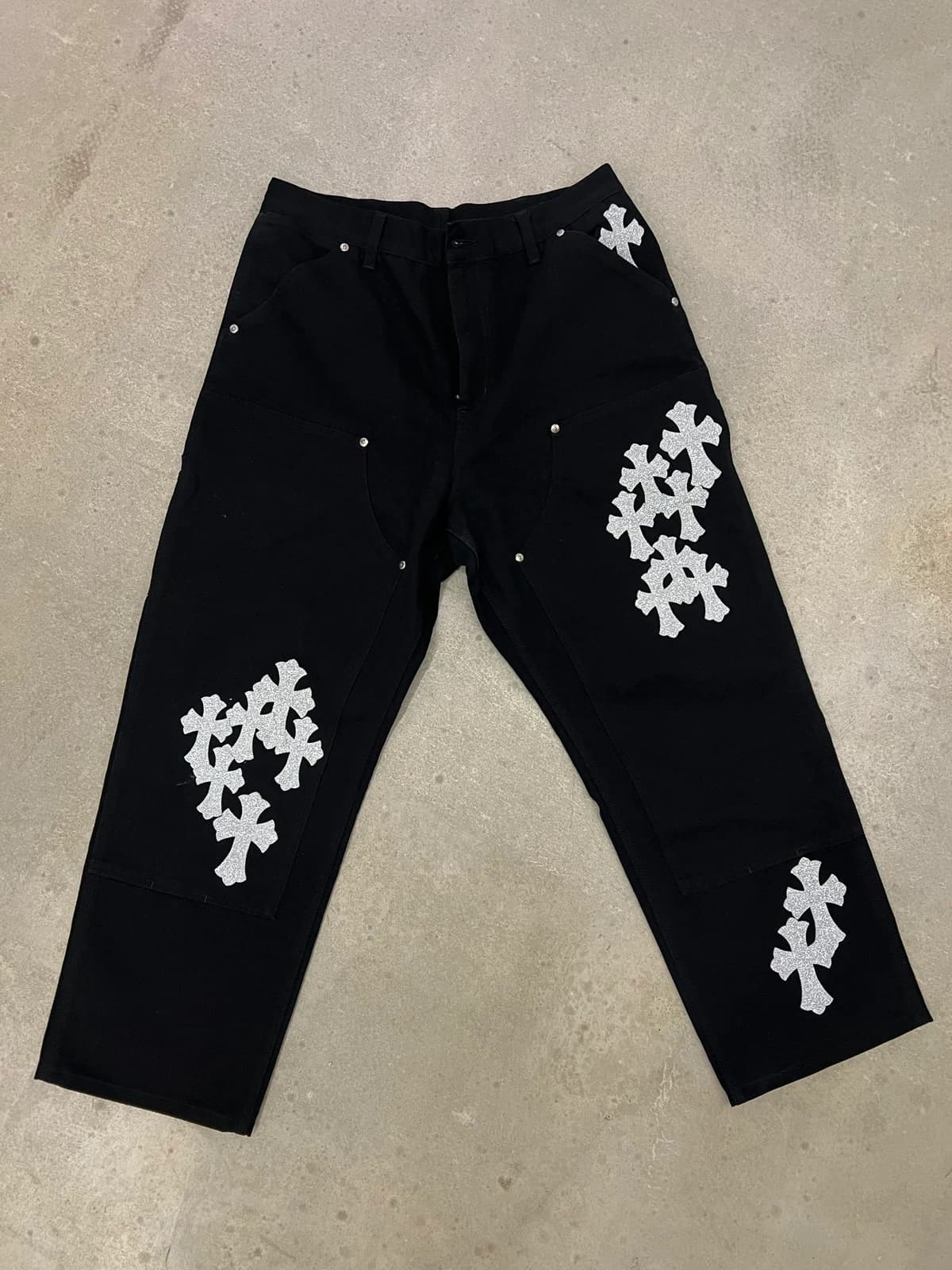 Чёрные карго-брюки Carhartt с серебряными крестами, вид спереди