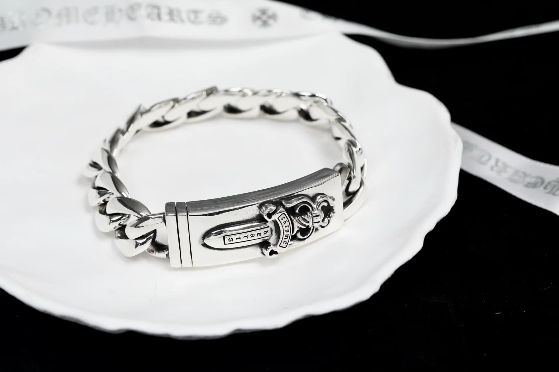 Серебряный браслет Chrome Hearts с кинжалом на белой подставке