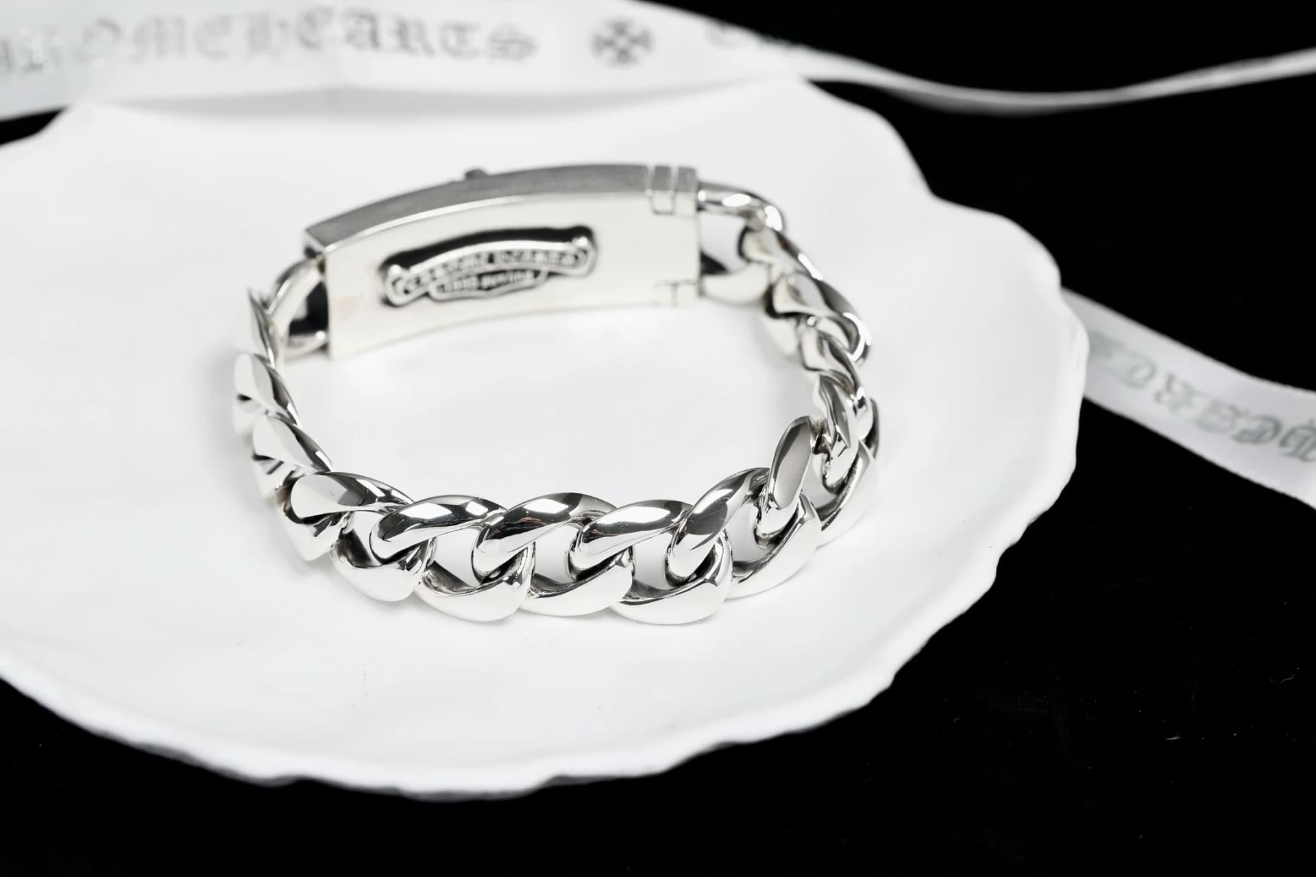 Обратная сторона браслета Chrome Hearts с гравировкой бренда на замке