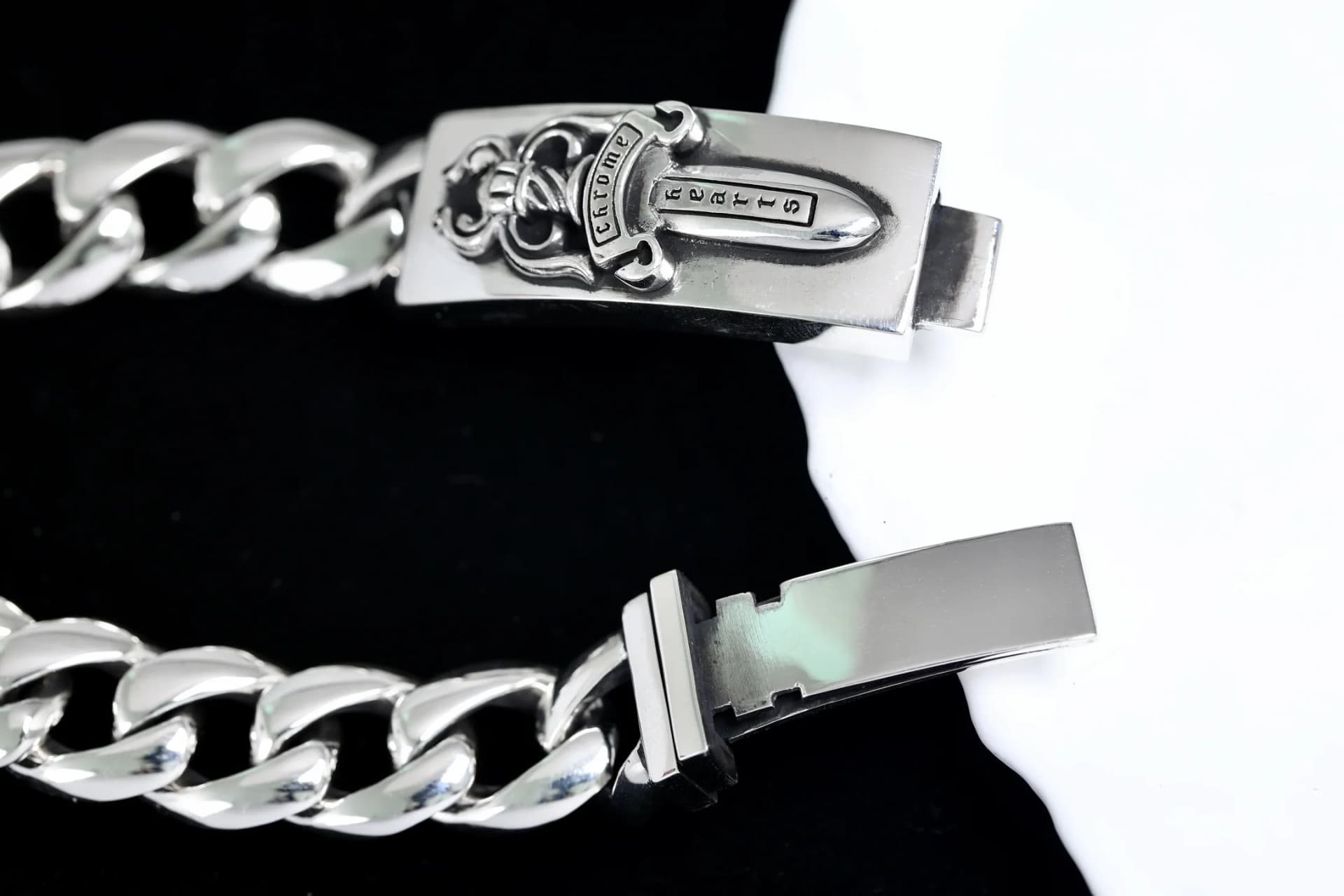 Детали коробчатого замка и механизма фиксации серебряного браслета Chrome Hearts