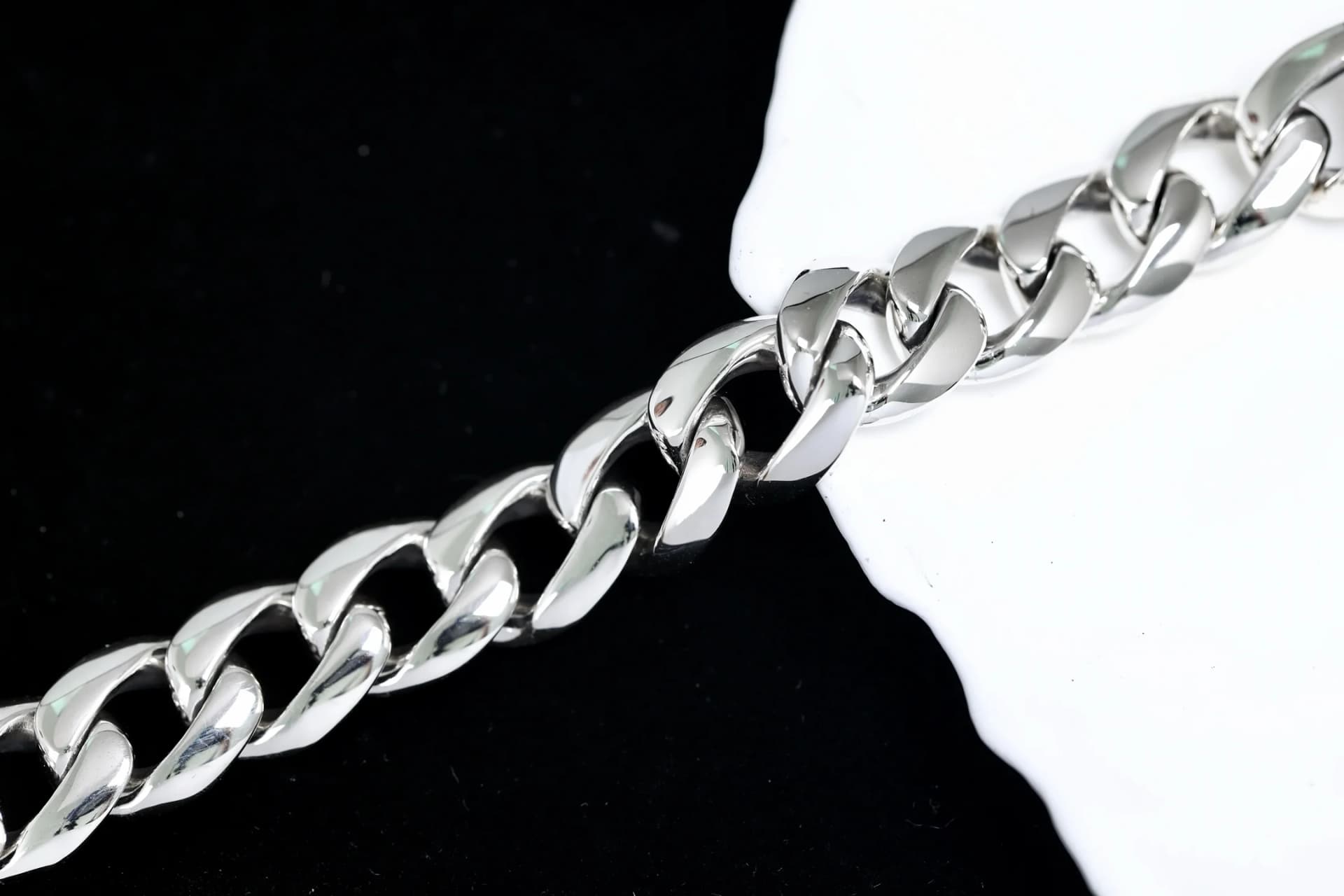 Крупный план панцирных звеньев серебряного браслета Chrome Hearts