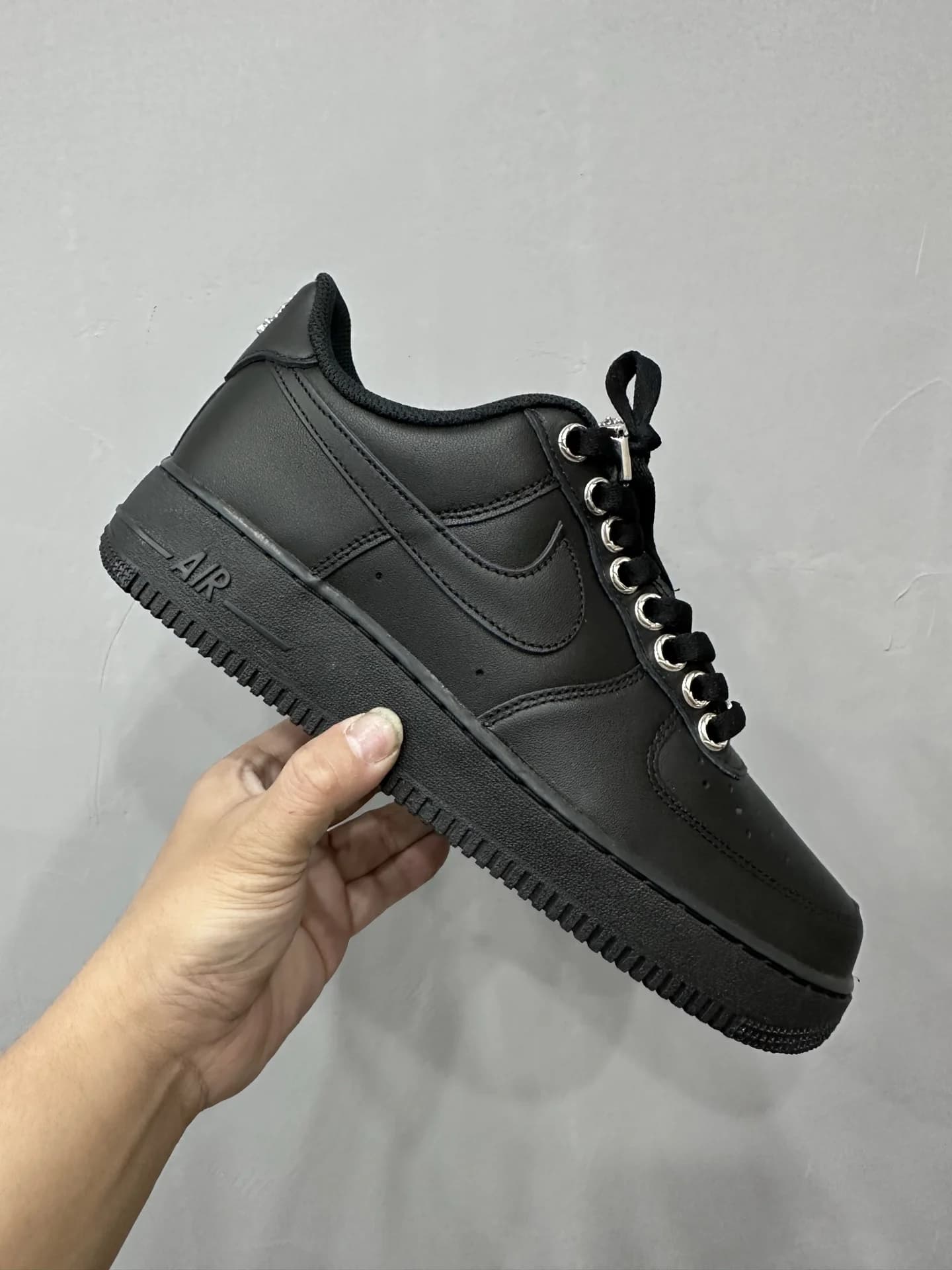 Боковой профиль черных кроссовок Chrome Hearts x Nike Air Force 1