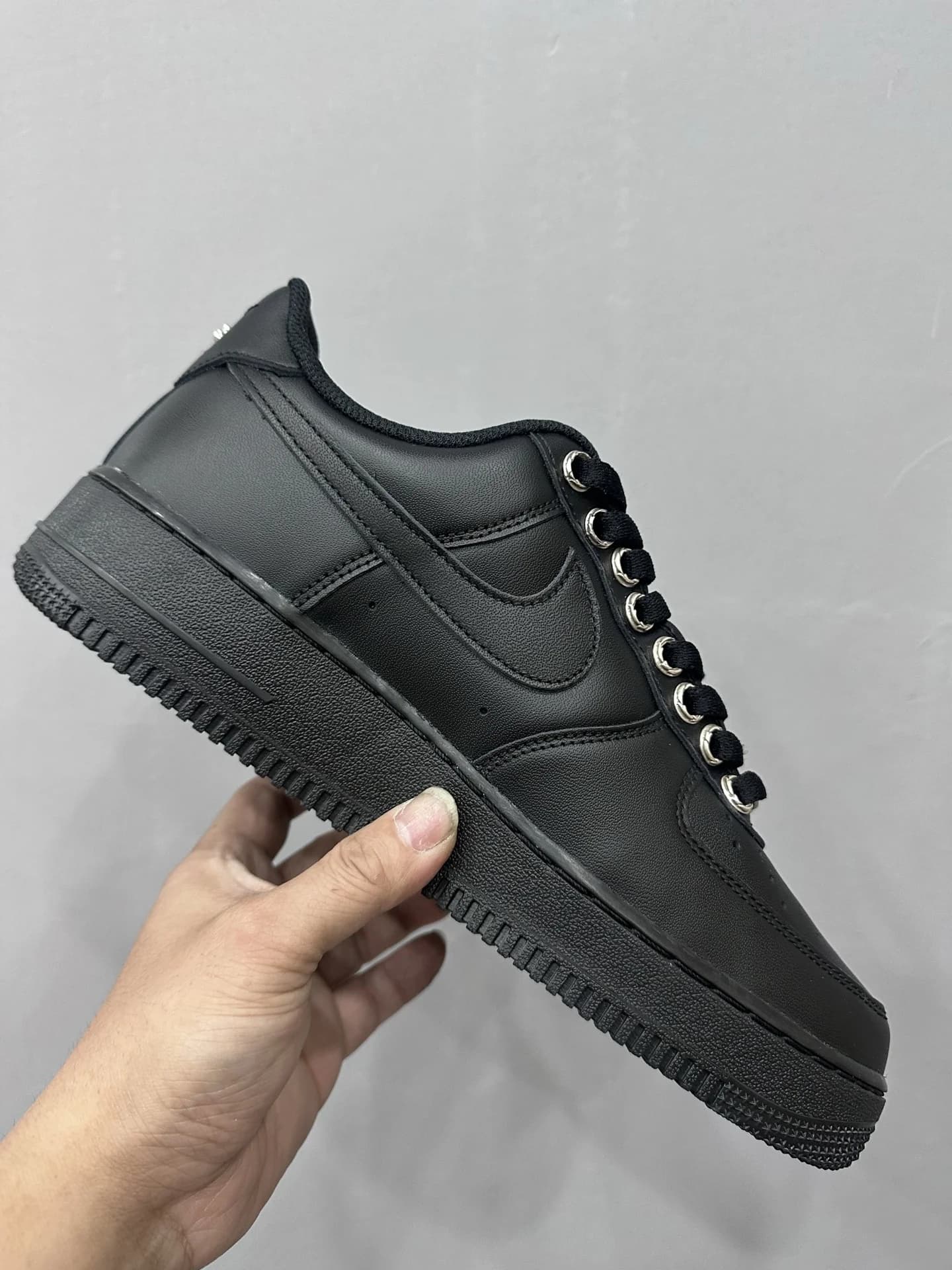 Вид сбоку на черные кроссовки Chrome Hearts x Nike Air Force 1