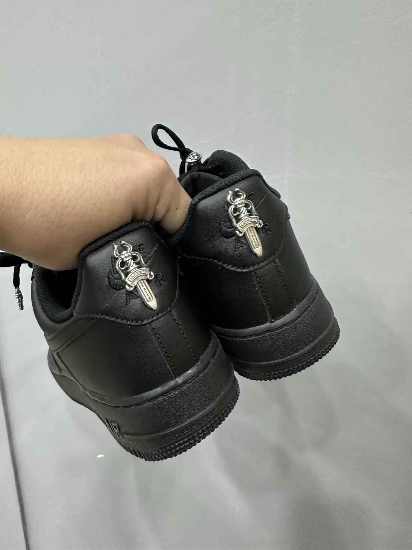 Задняя часть кроссовок Chrome Hearts x Nike Air Force 1 с серебряным кинжалом