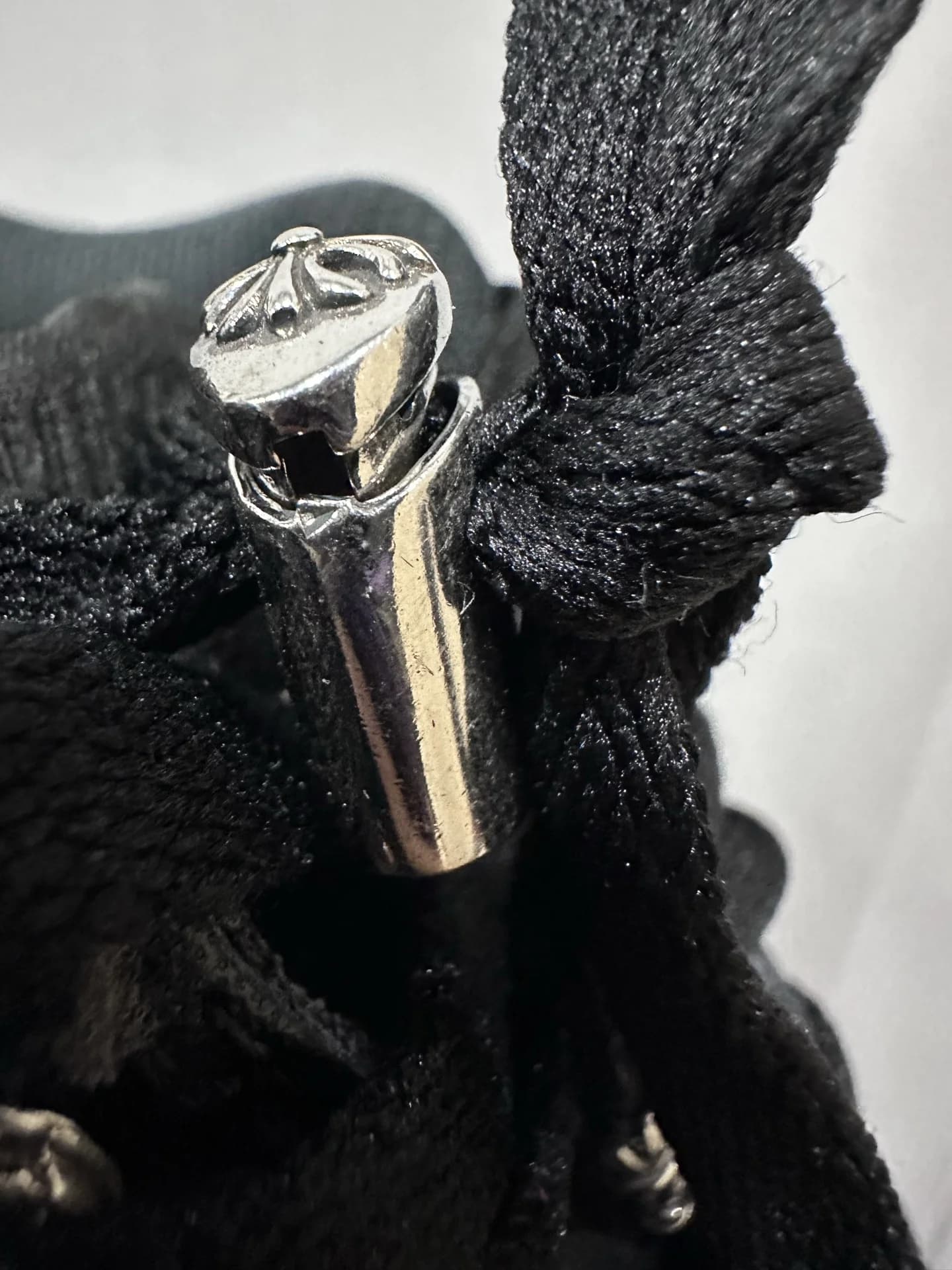 Деталь серебряного наконечника шнурка Chrome Hearts