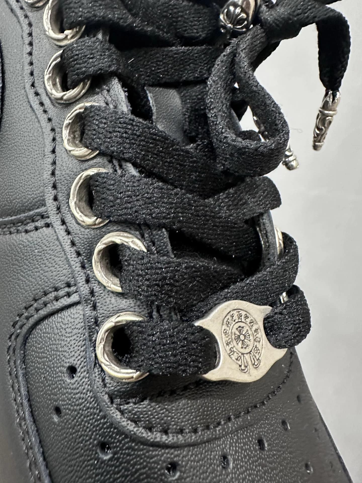 Шнуровка черных кроссовок Chrome Hearts x Nike Air Force 1 с металлическими люверсами