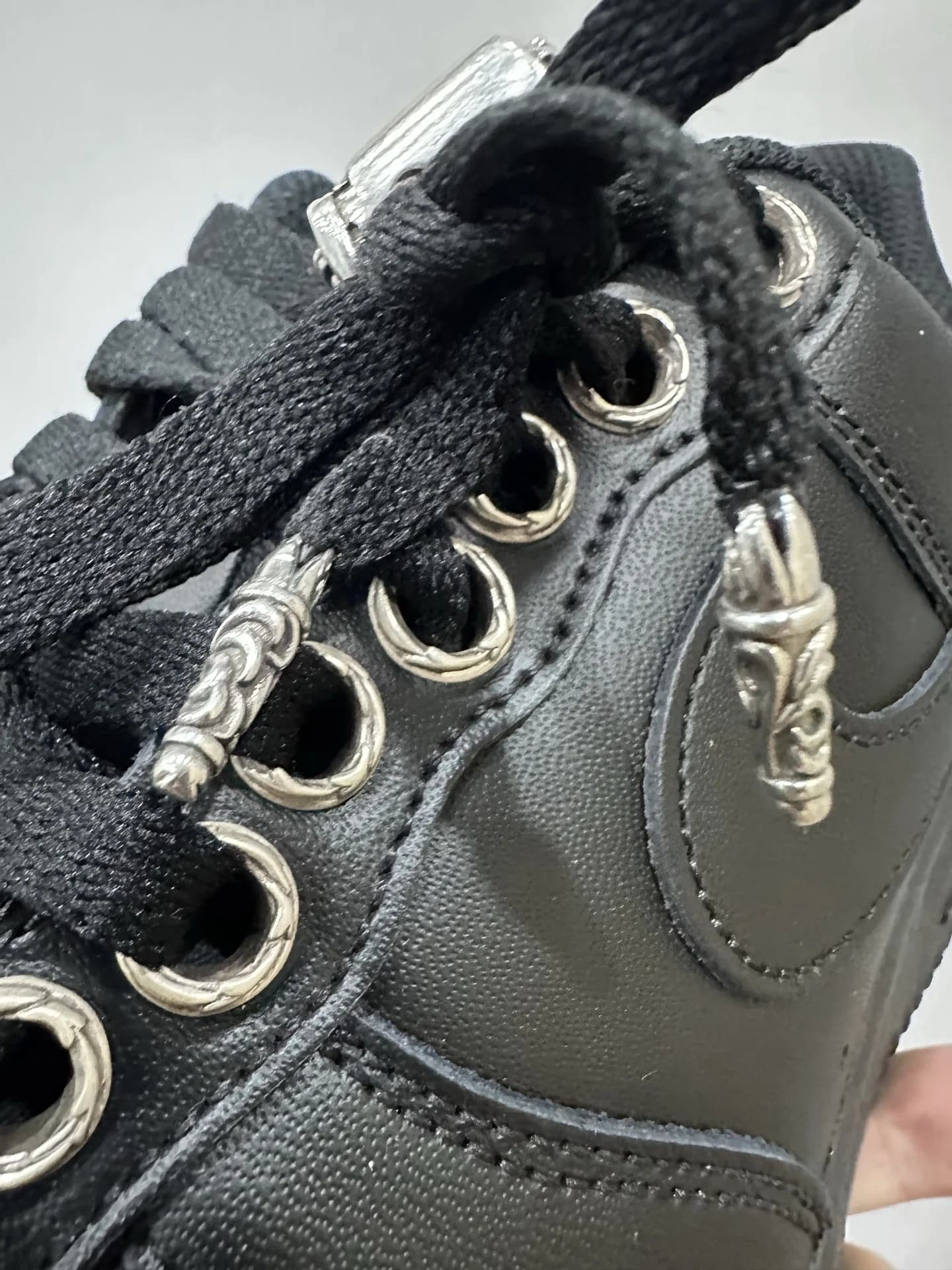 Детали серебряной фурнитуры на шнурках кроссовок Chrome Hearts