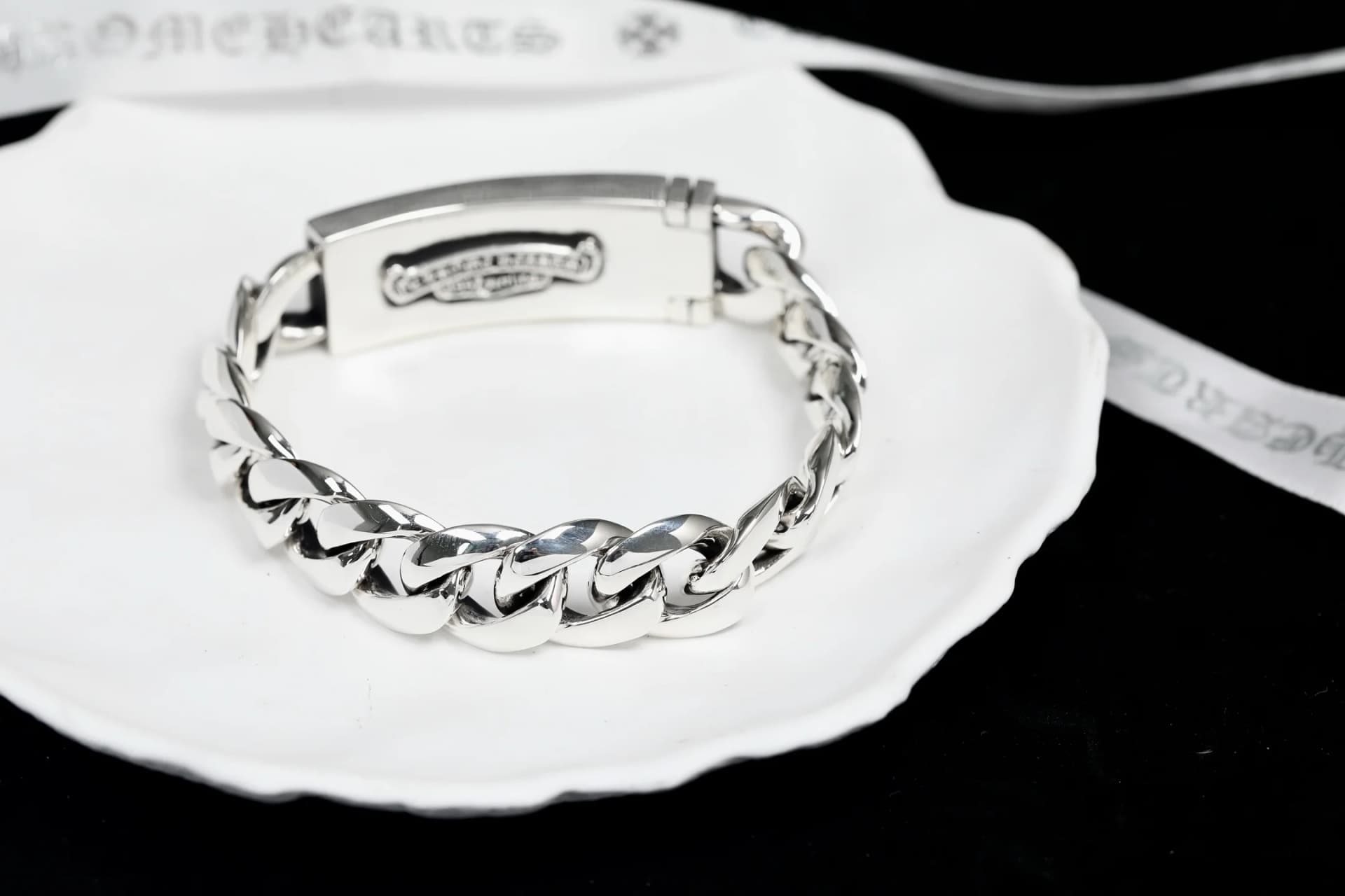 Обратная сторона пластины браслета Chrome Hearts с фирменной гравировкой бренда