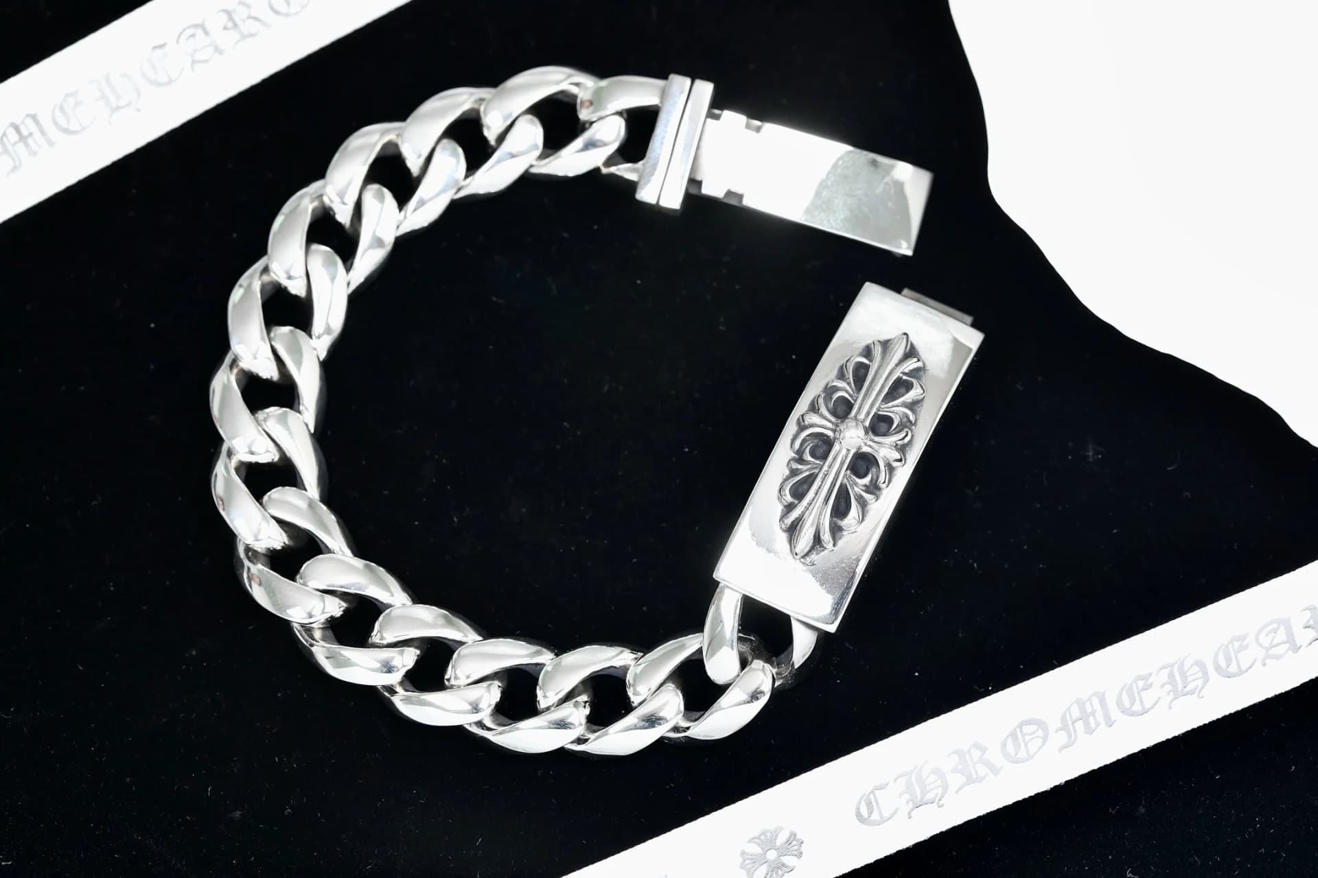 Мужской серебряный браслет-цепь Chrome Hearts с пластиной и расстёгнутым замком
