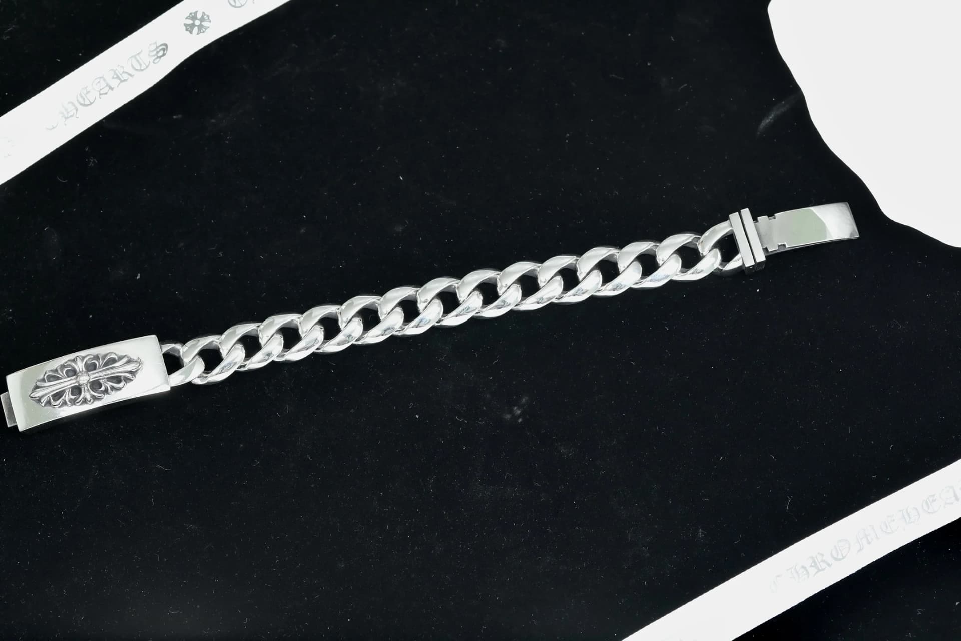 Браслет-цепь Chrome Hearts из серебра 925 пробы в разложенном виде на чёрном фоне