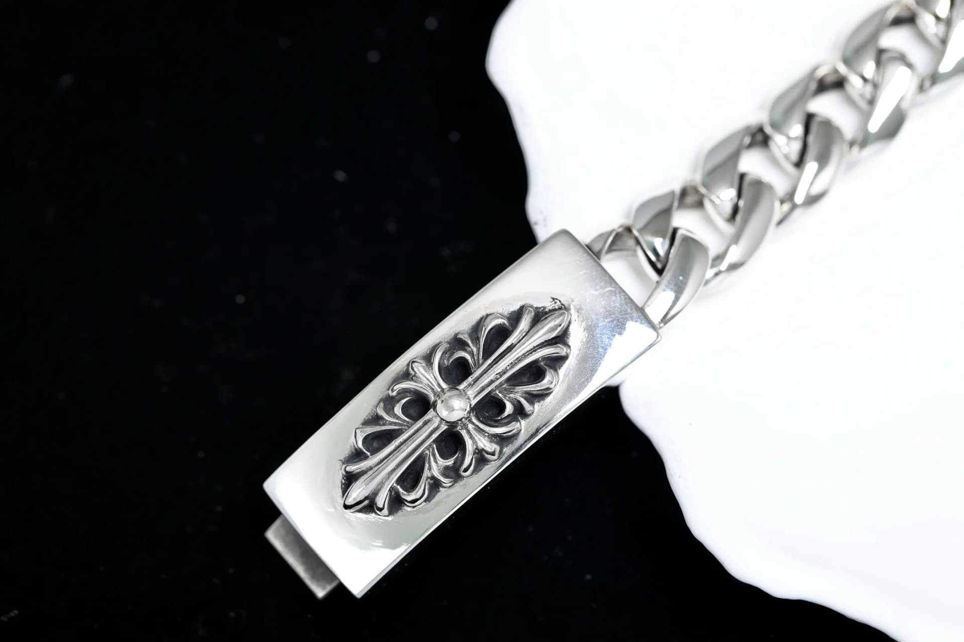 Крупный план центральной серебряной пластины с рельефным орнаментом Floral Cross